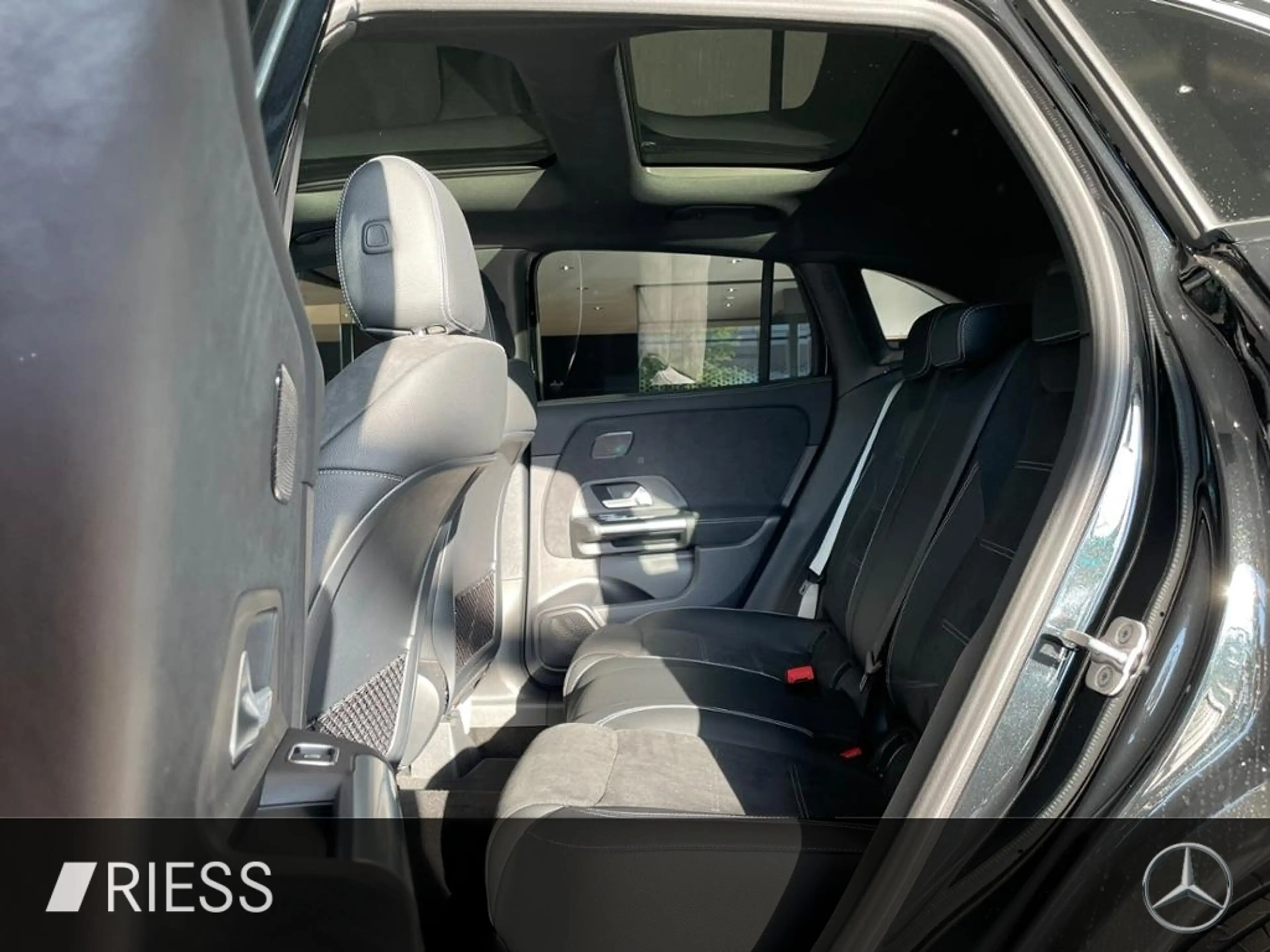 Mercedes-Benz GLA 250 e AMG+PANO+AHK+DISTR+MULTIBEAM+KEYL+MEM+ — photo 5