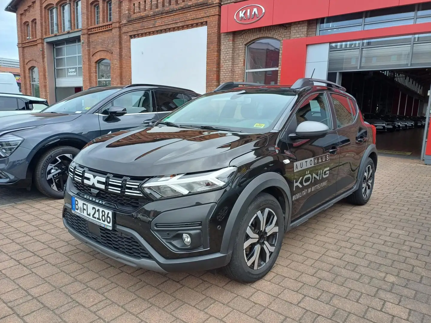 Dacia Sandero 1.0 Stepway Expression+ Klimaautomatik Zwart - 1