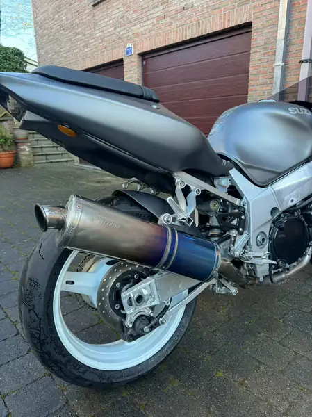 Suzuki GSX-R 600 - foto 7