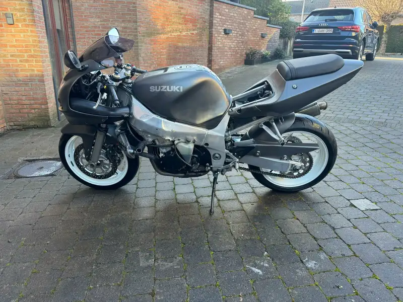 Suzuki GSX-R 600 - foto 6