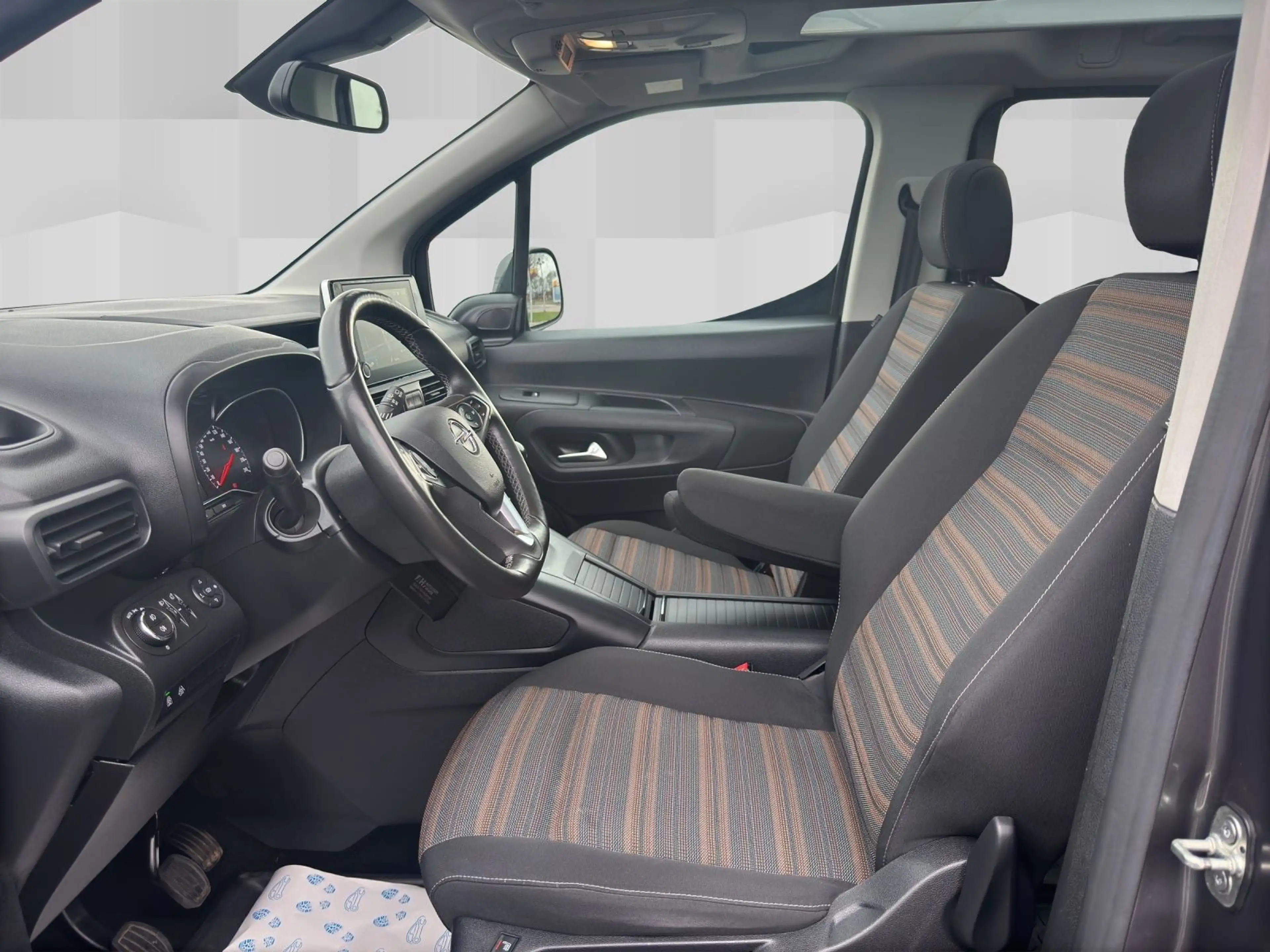 Opel Combo Life 1.2 Turbo Innovation NAV SHZ HuD Pano — photo 9