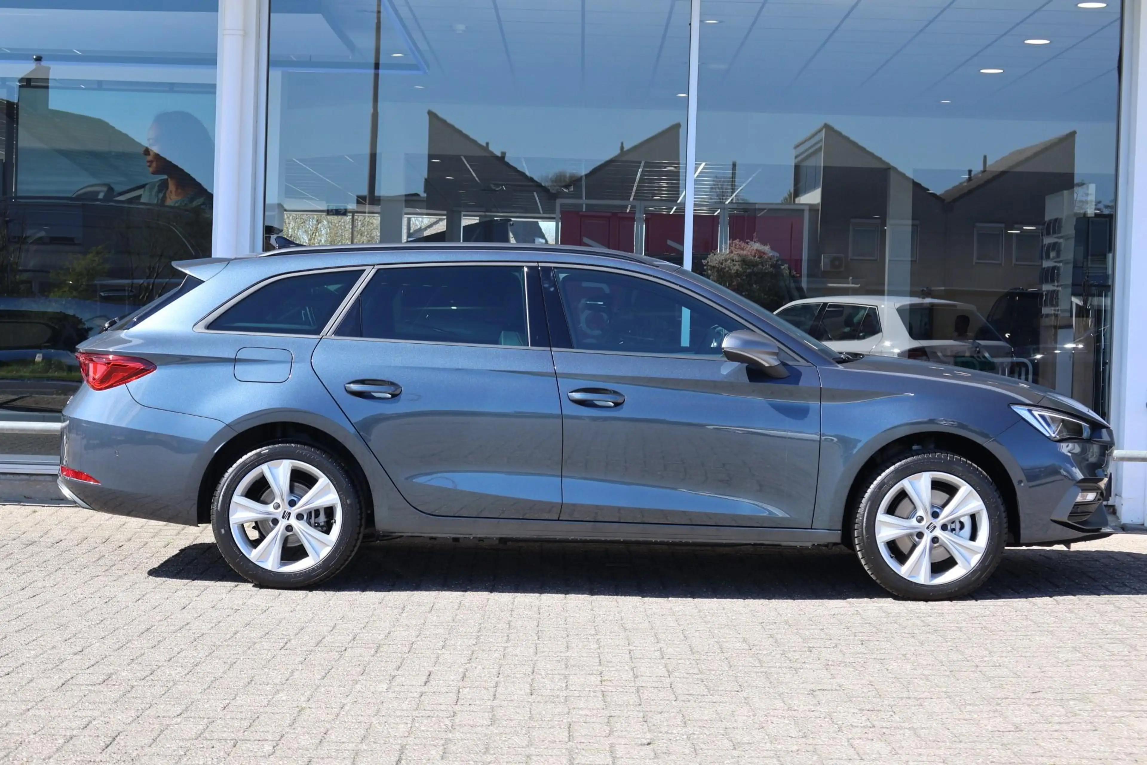 SEAT Leon e-Hybrid Sportstourer 1.5 TSI 204pk FR Business | Panoramad — photo 3