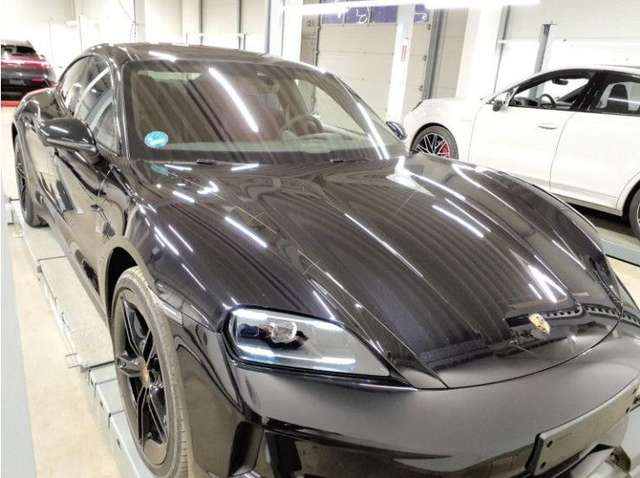 Porsche Taycan 4 S · PEPITA · Hinterachs · 21" Mission E