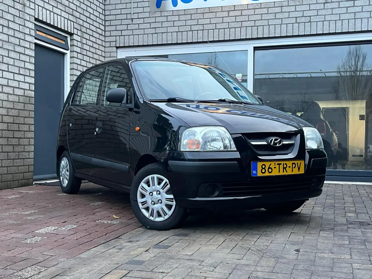 Hyundai Atos 1.1i Active Young Lage km stand Zwart - 2