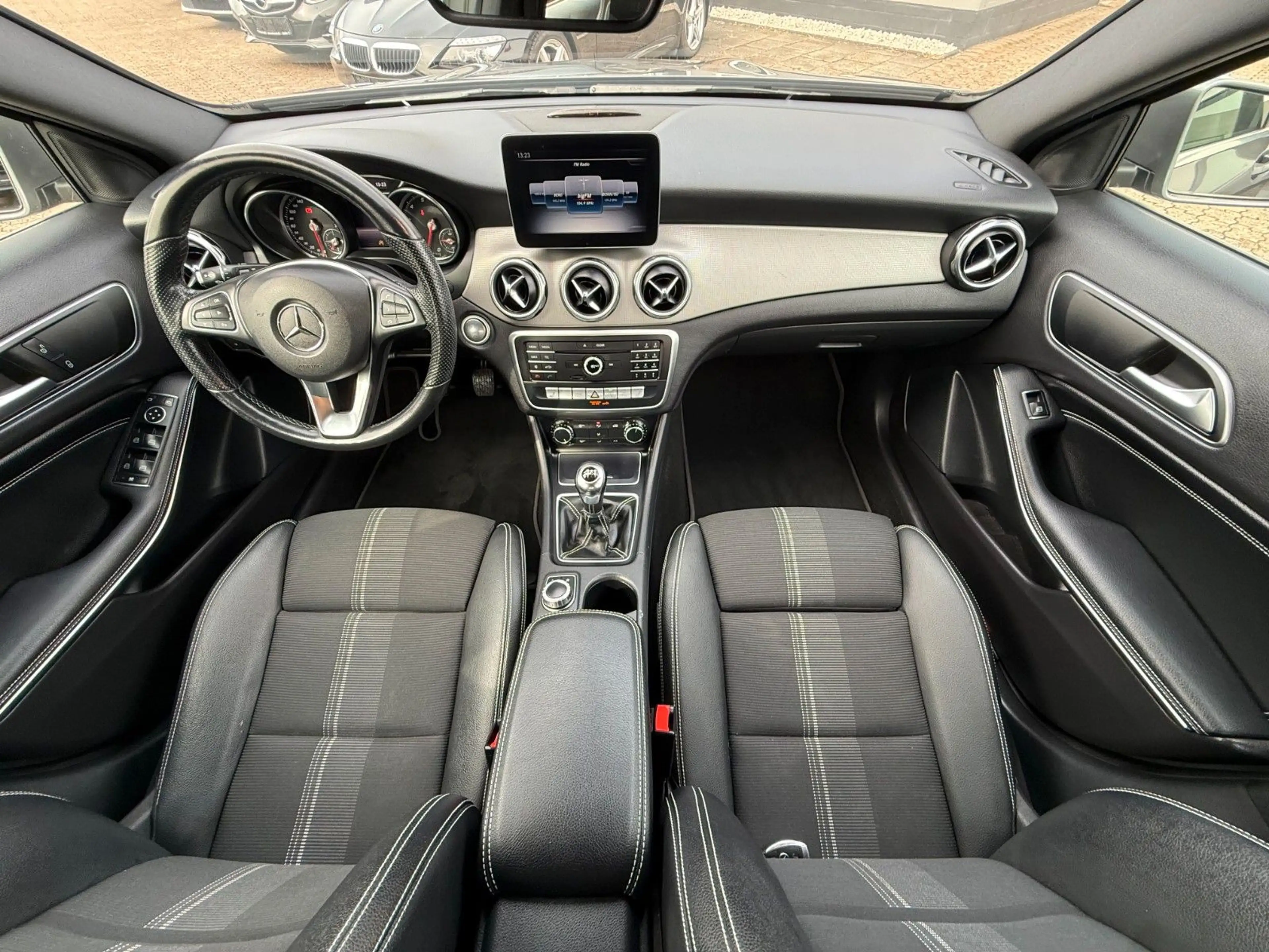 Mercedes-Benz GLA 180 URBAN, LICHT & SICHTPAKET, SPORTSITZE — photo 13