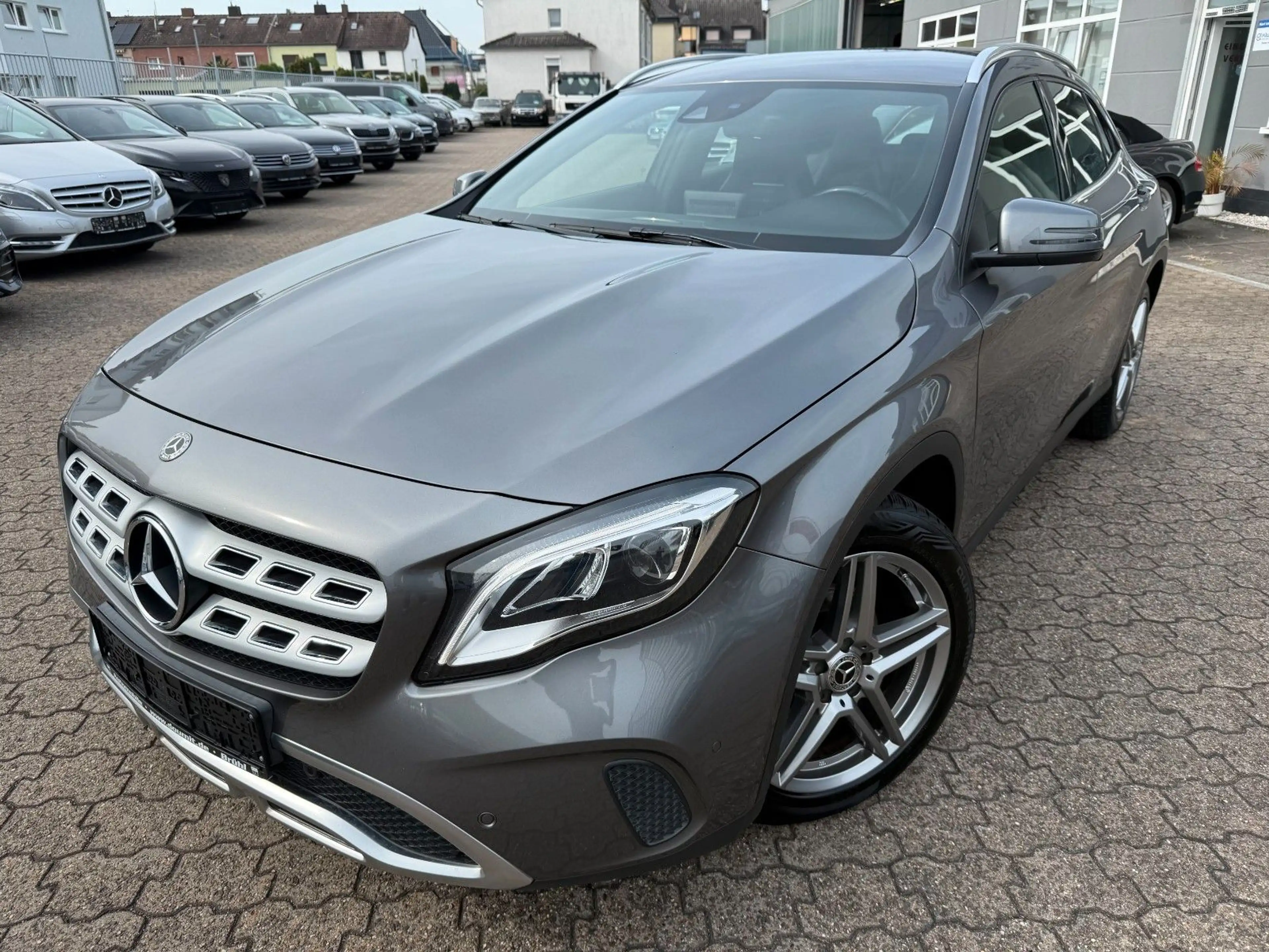 Mercedes-Benz GLA 180 URBAN, LICHT & SICHTPAKET, SPORTSITZE — photo 2