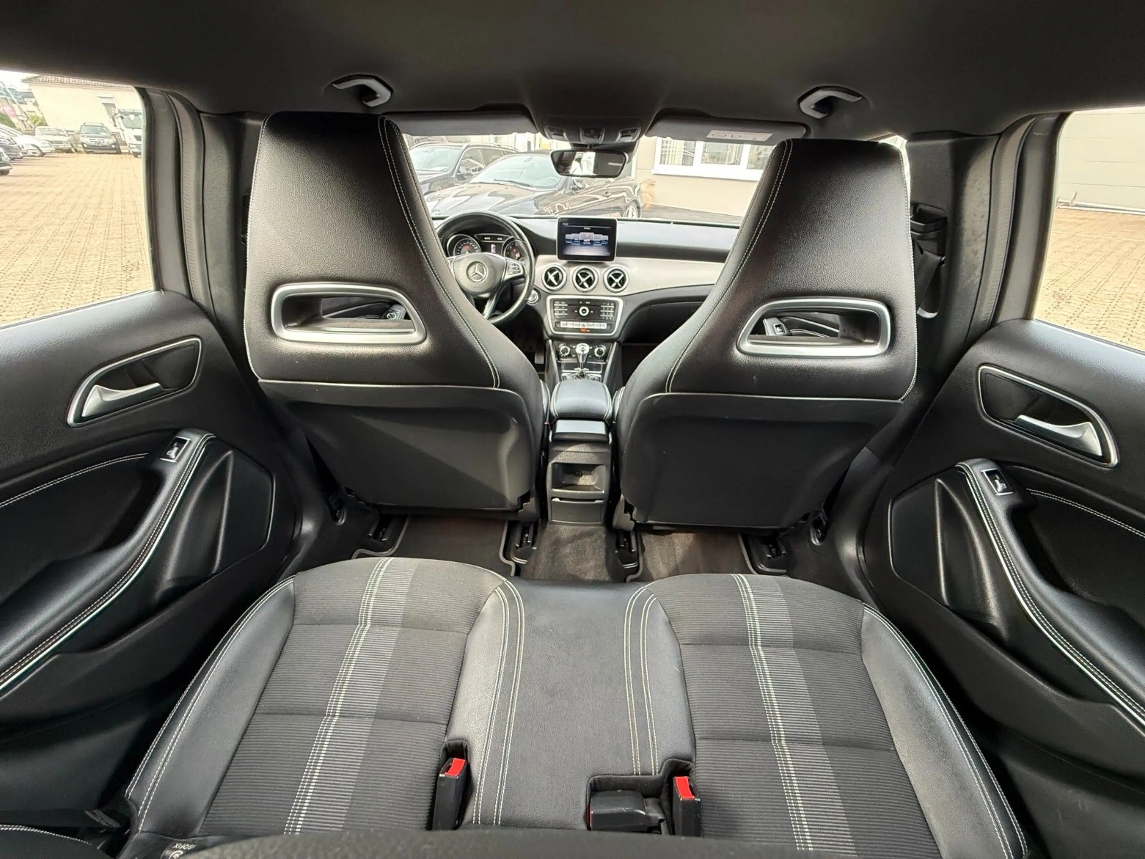 Mercedes-Benz GLA 180 URBAN, LICHT & SICHTPAKET, SPORTSITZE — photo 12