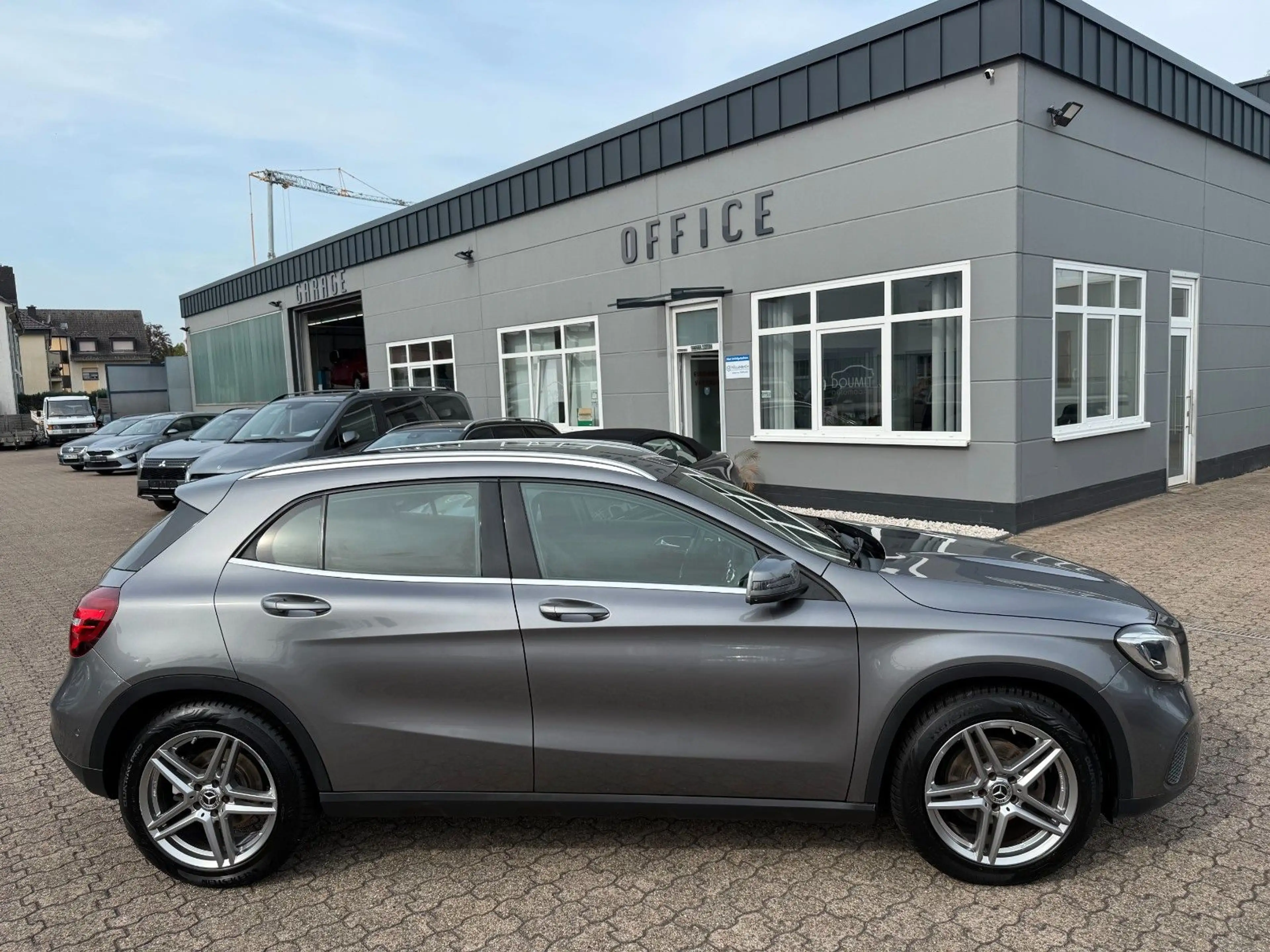 Mercedes-Benz GLA 180 URBAN, LICHT & SICHTPAKET, SPORTSITZE — photo 4