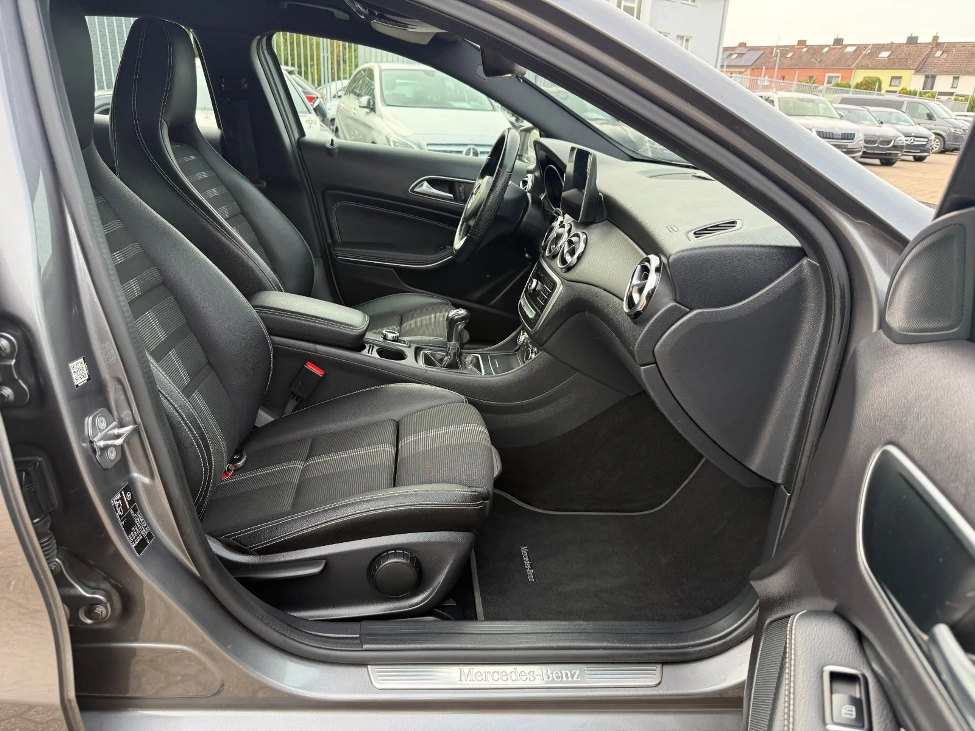 Mercedes-Benz GLA 180 URBAN, LICHT & SICHTPAKET, SPORTSITZE — photo 11
