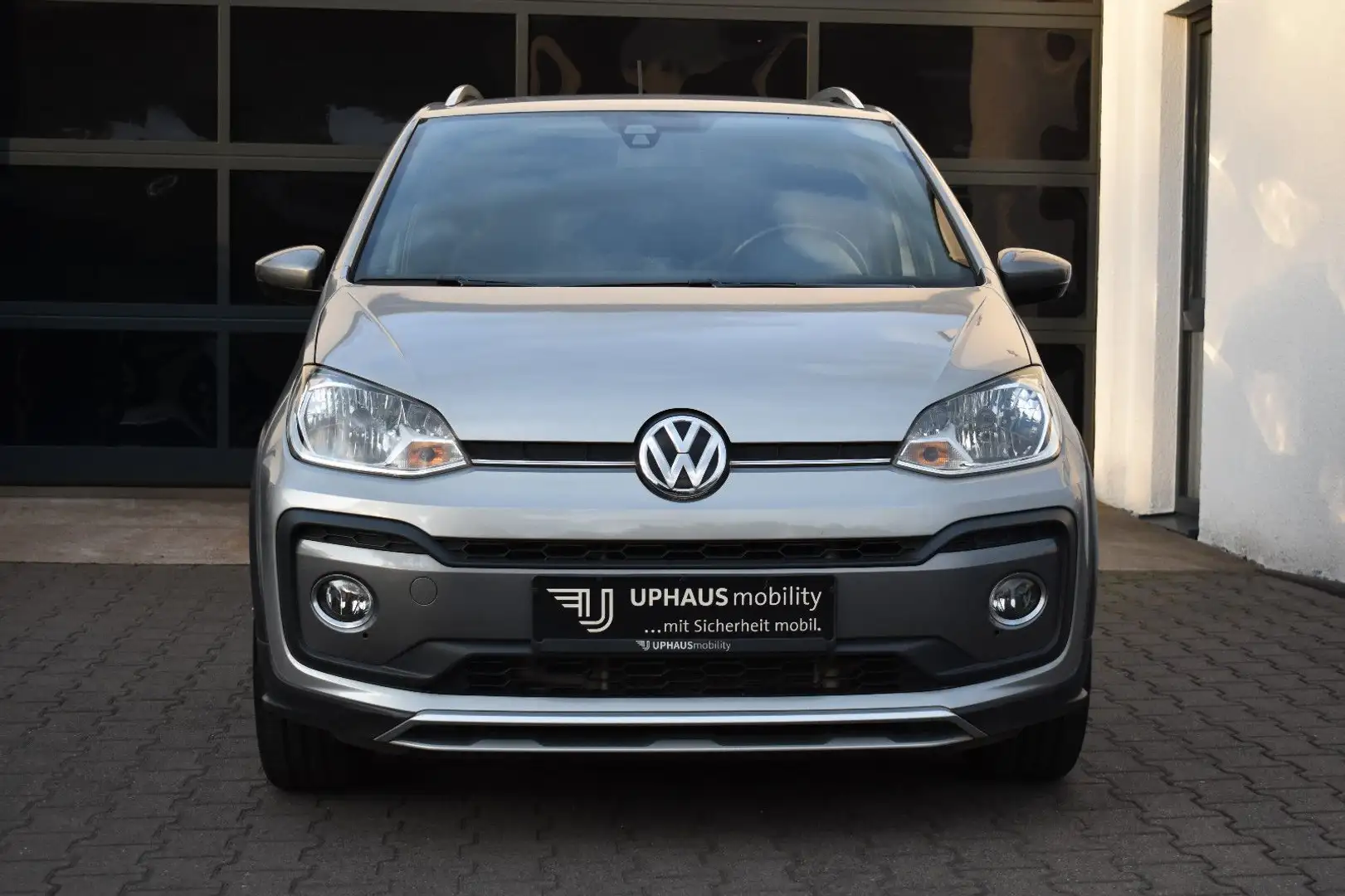 Volkswagen up! cross up! 1,0 TSI BMT/Start-Stopp*1.Hand*SHZ Plateado - 2