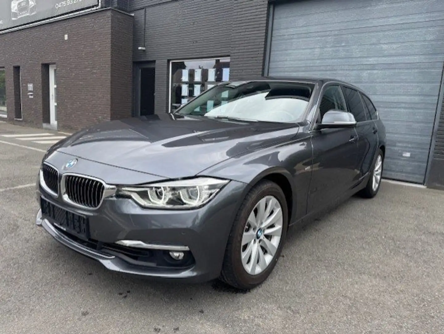 BMW 318 IA Touring Aut. Sport Line Gris - 2