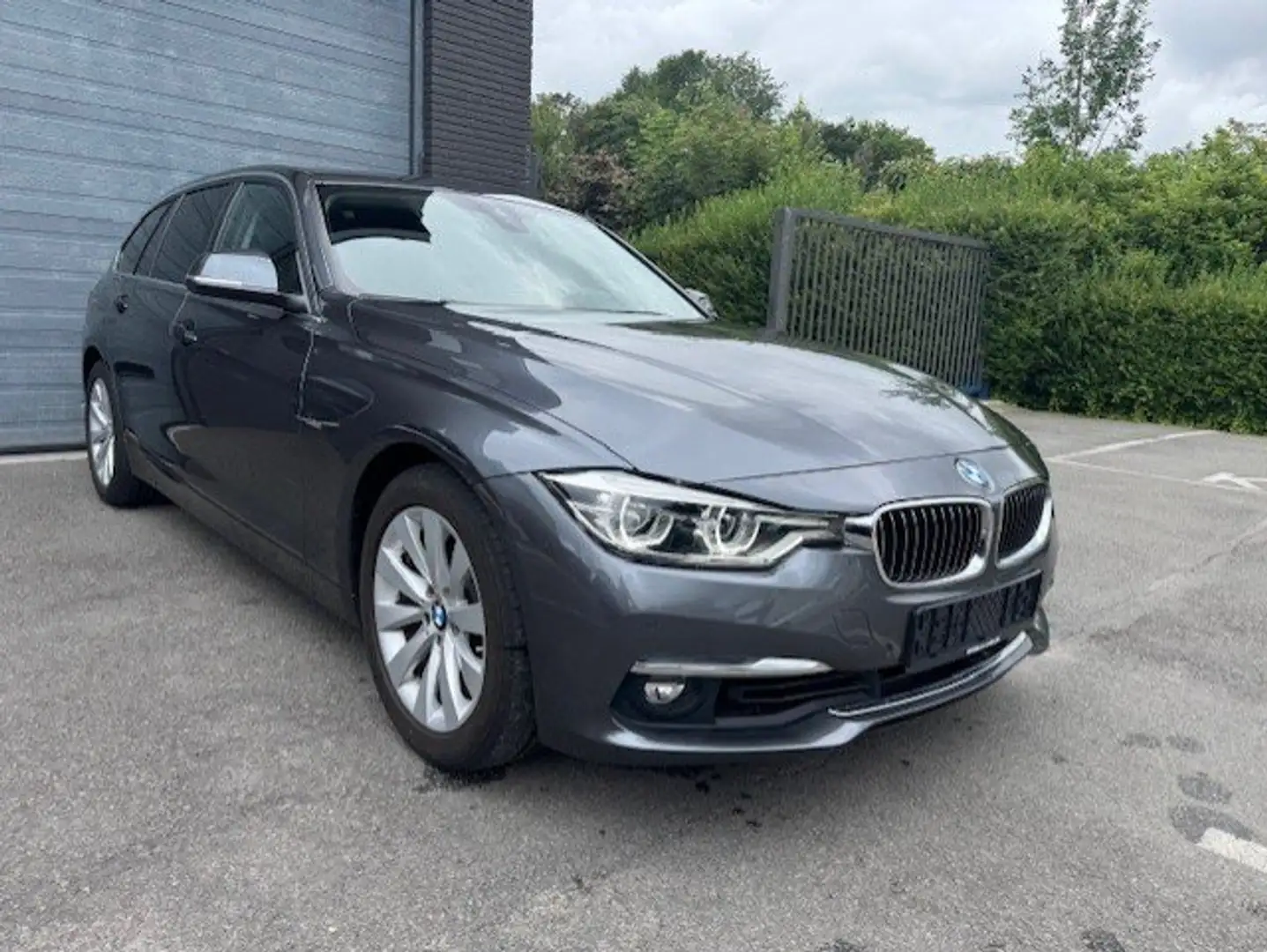 BMW 318 IA Touring Aut. Sport Line Gris - 1