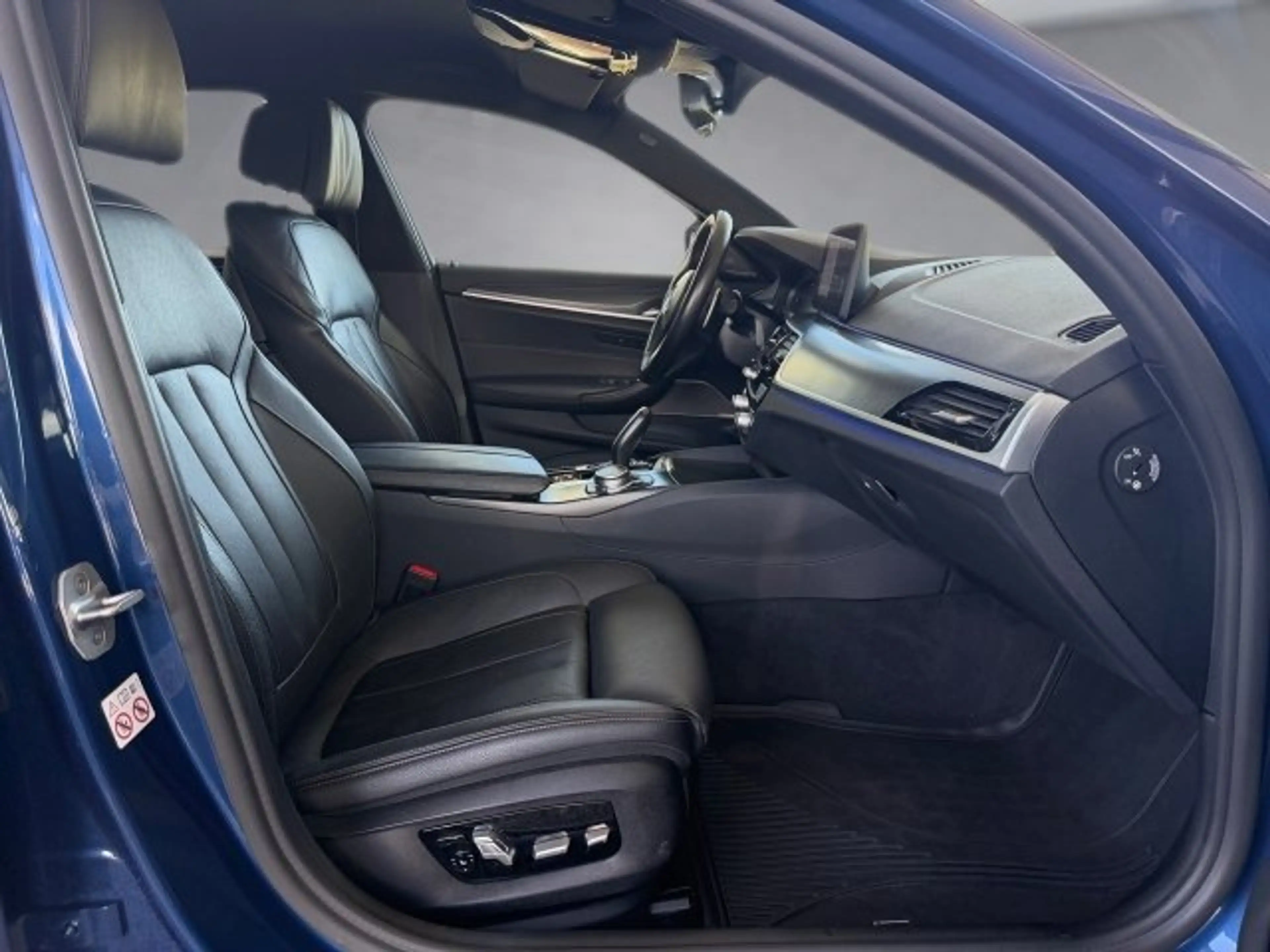 BMW 540 i 48 V Touring xD — photo 12