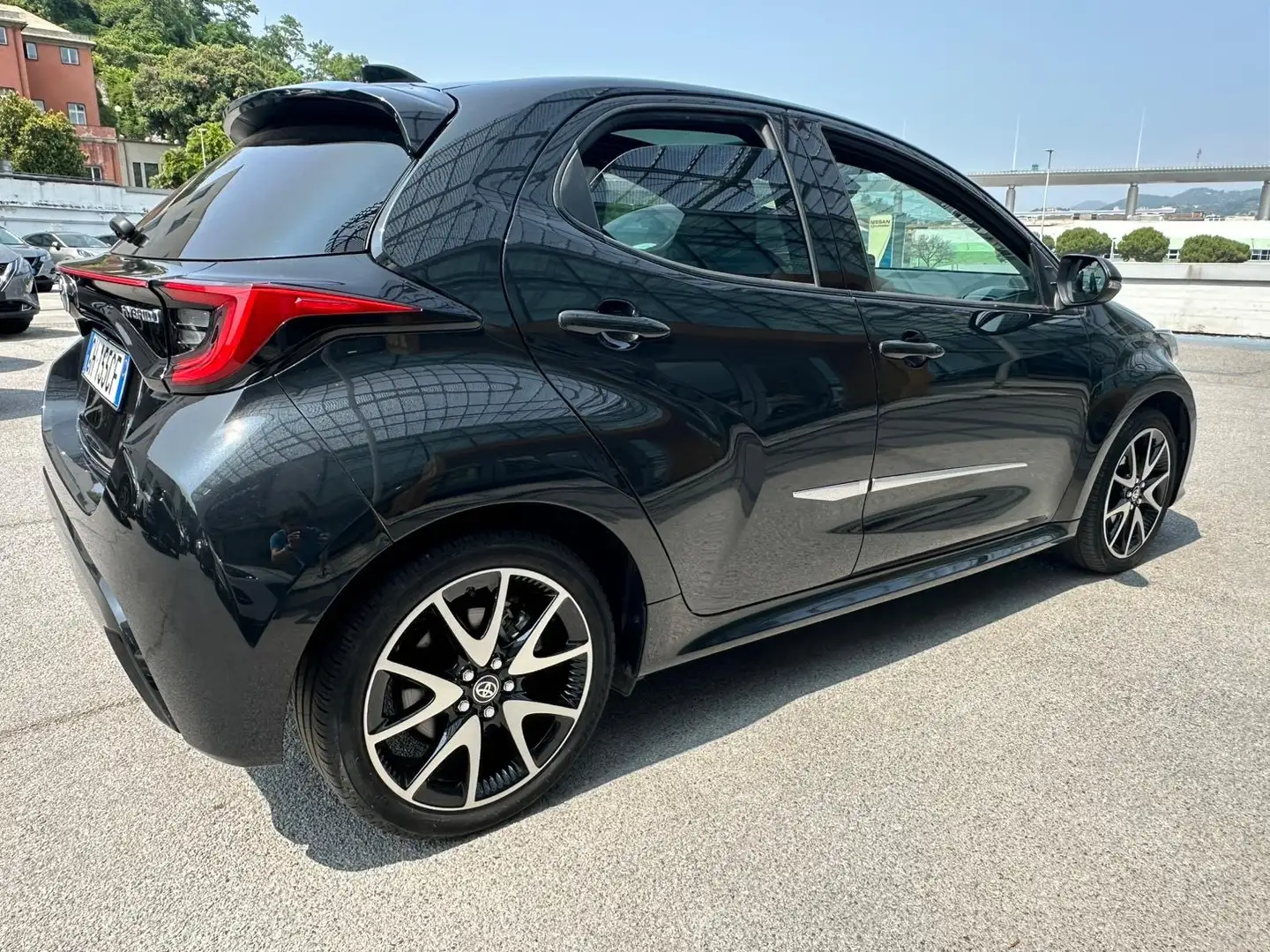 Toyota Yaris TETTO FULL 1.5h Lounge Noir - 2