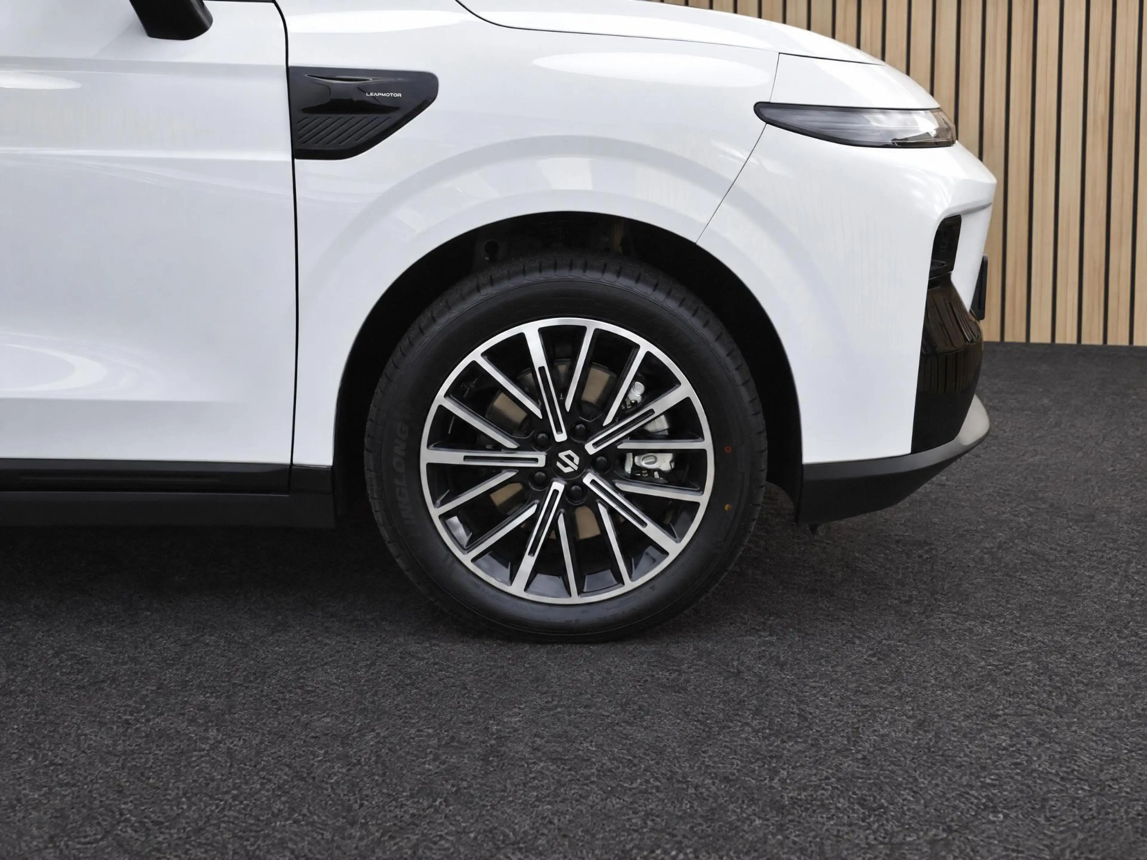 Leapmotor B10 Design ProMax 67.1 kWh FULL OPTIONS — photo 10