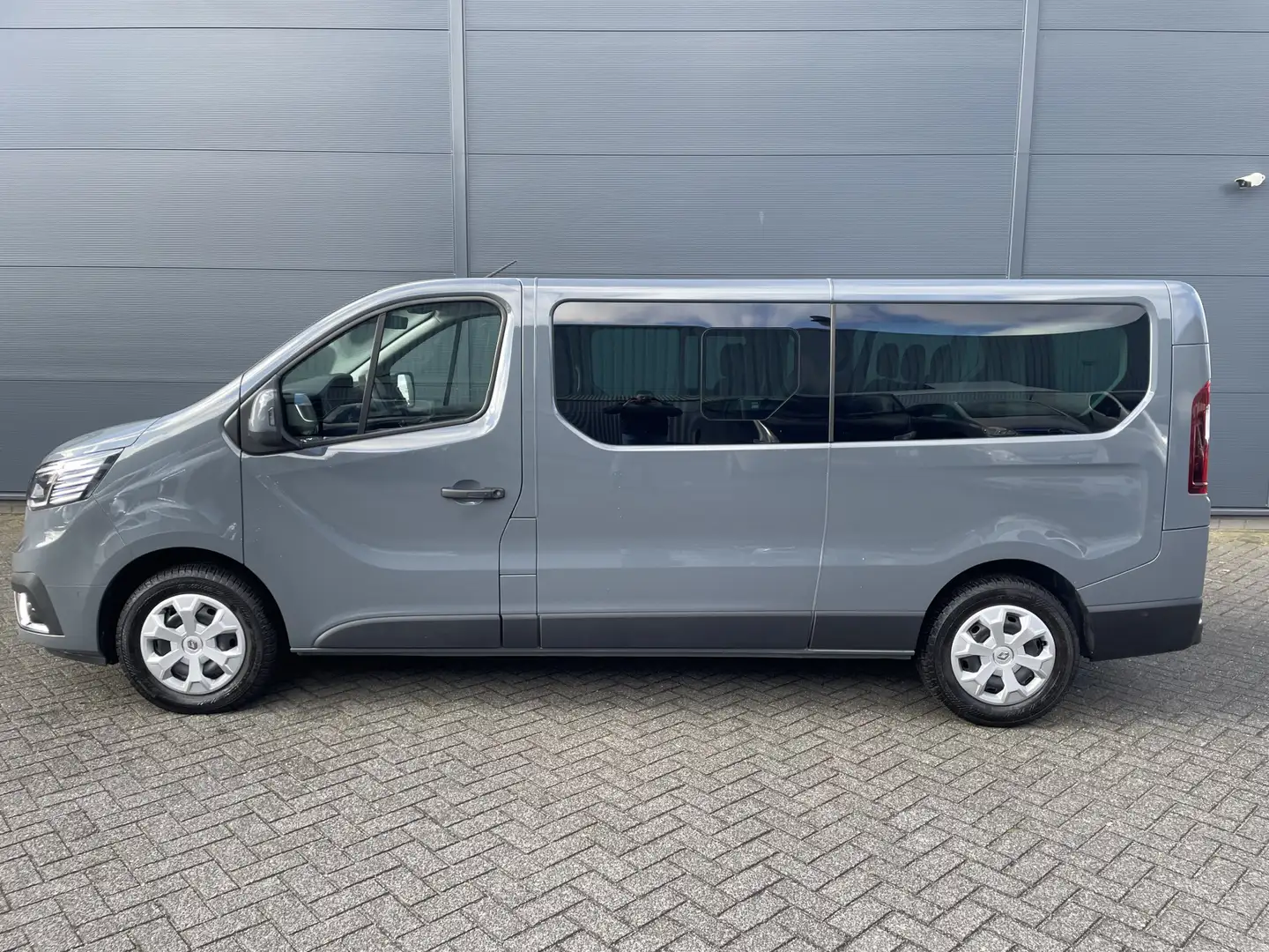 Renault Trafic Life 150pk L2 9-Persoons(Trekhaak - Camera - Keyle Grijs - 2