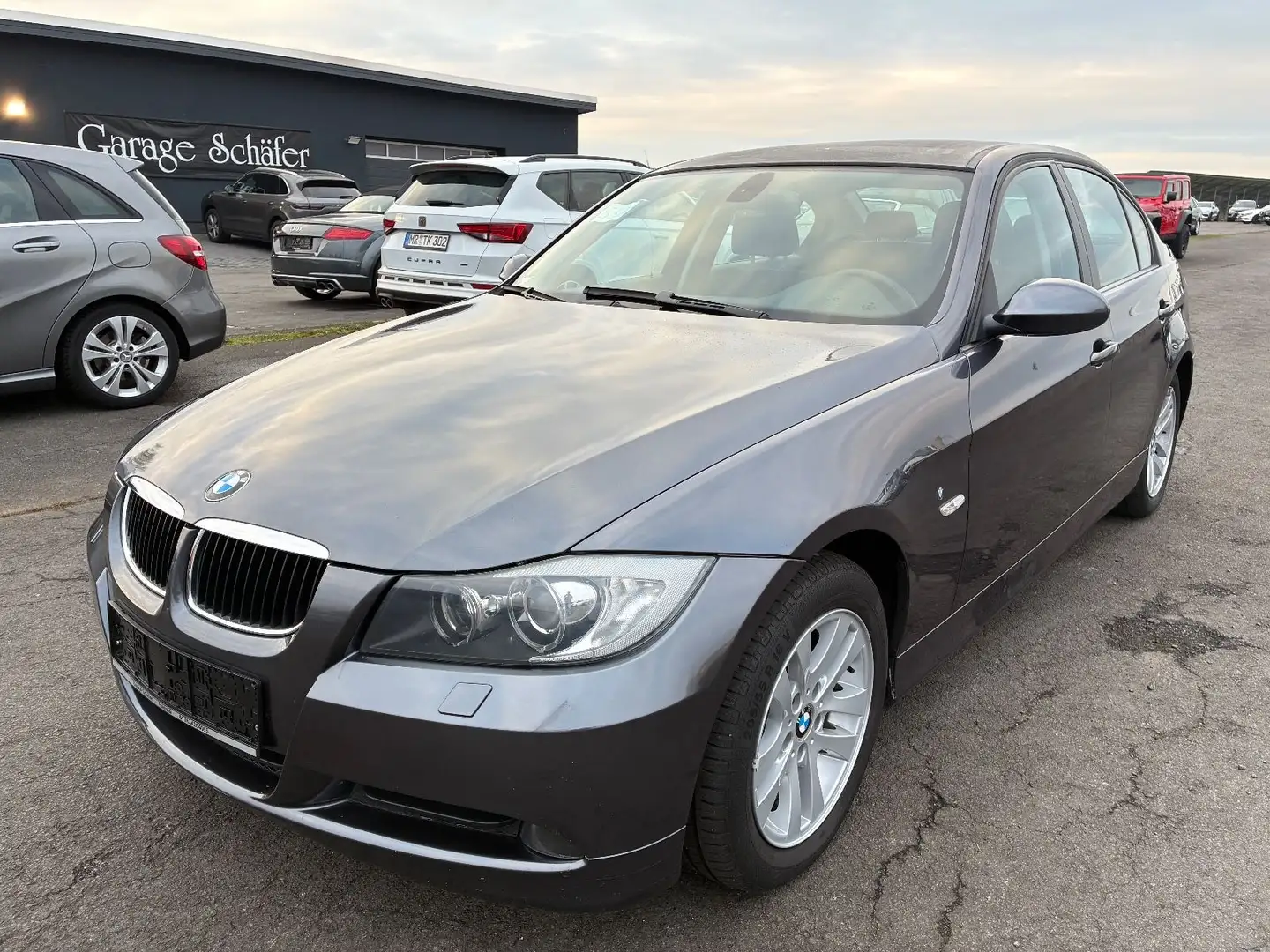 BMW 318 3 Limousine 318i Xenon PDC Klimaautomatik Gris - 1