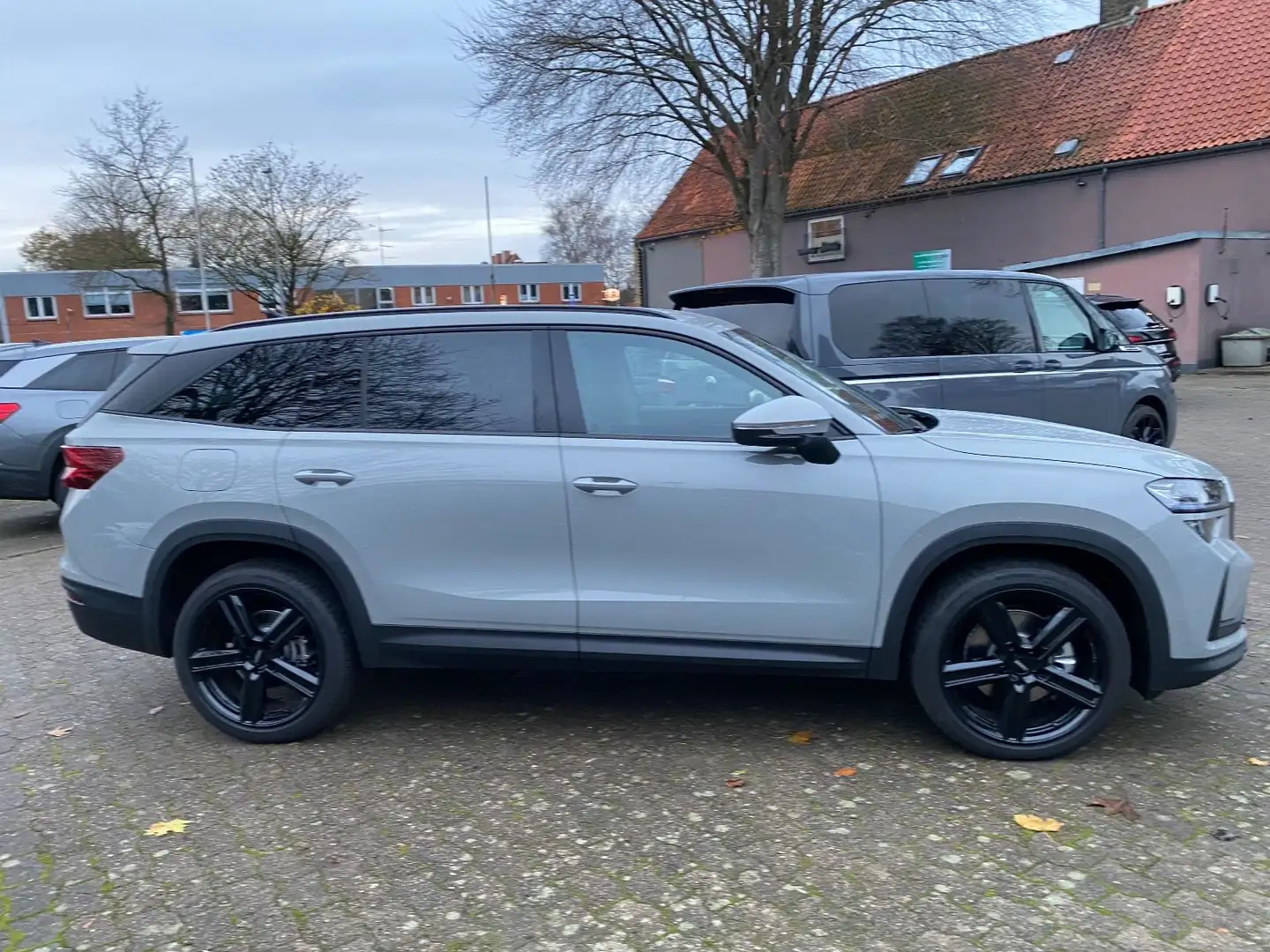 Skoda Kodiaq 2.0TDI 4x4 Selection Navi AHK Standheizun Grau - 2