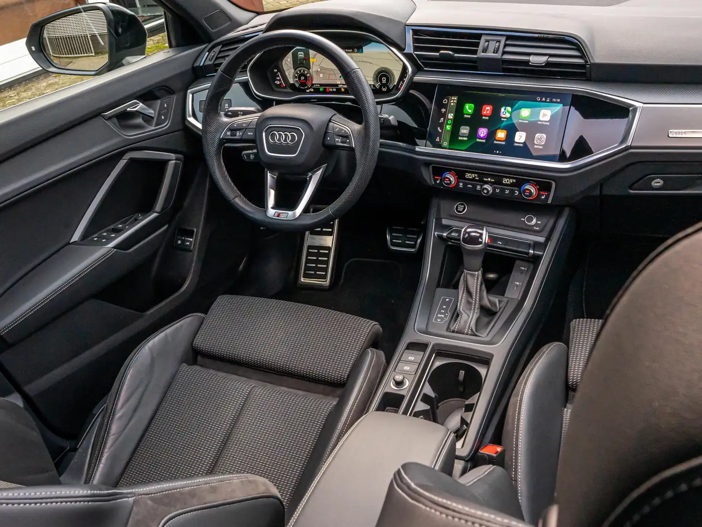 Audi Q3 Sportback 45 TFSI e S Edition S Line Pano VirtCP K Grijs - 2