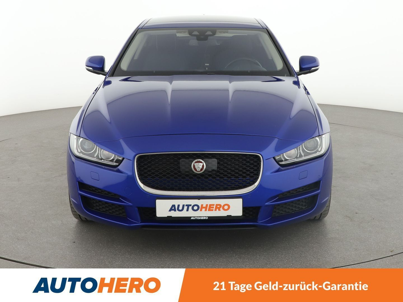 Jaguar XE 20d Portfolio AWD Aut*NAVI*XENON*ACC*CAM*PDC*SHZ* — photo 9