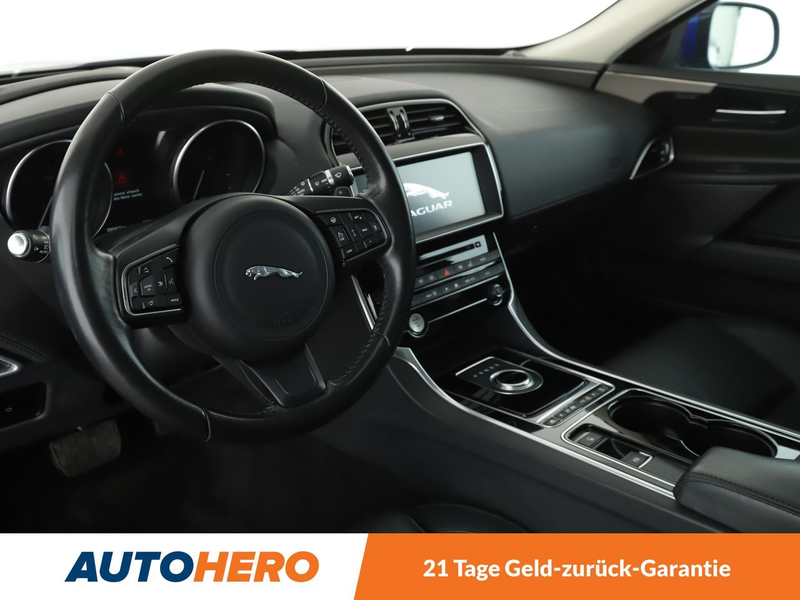 Jaguar XE 20d Portfolio AWD Aut*NAVI*XENON*ACC*CAM*PDC*SHZ* — photo 11