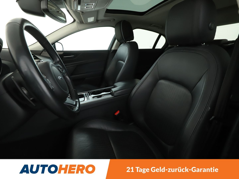 Jaguar XE 20d Portfolio AWD Aut*NAVI*XENON*ACC*CAM*PDC*SHZ* — photo 10
