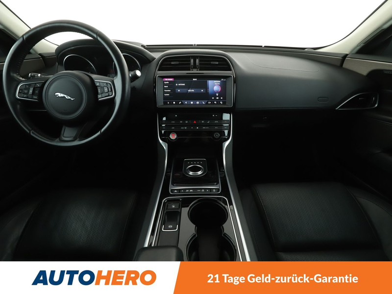 Jaguar XE 20d Portfolio AWD Aut*NAVI*XENON*ACC*CAM*PDC*SHZ* — photo 12