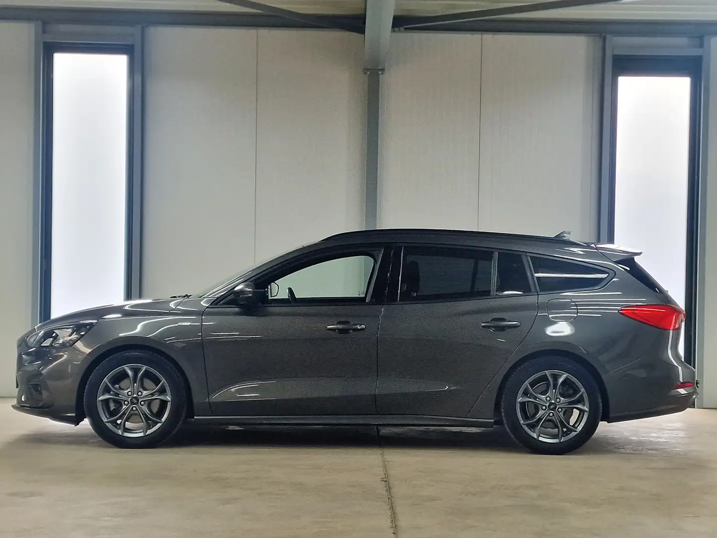 Ford Focus Wagon 1.5 EcoBoost 150 pk ST Line Automaat | Winte Grijs - 2