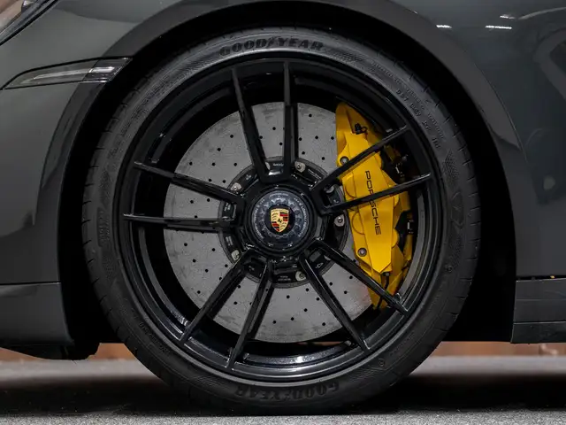Porsche 992 view 15