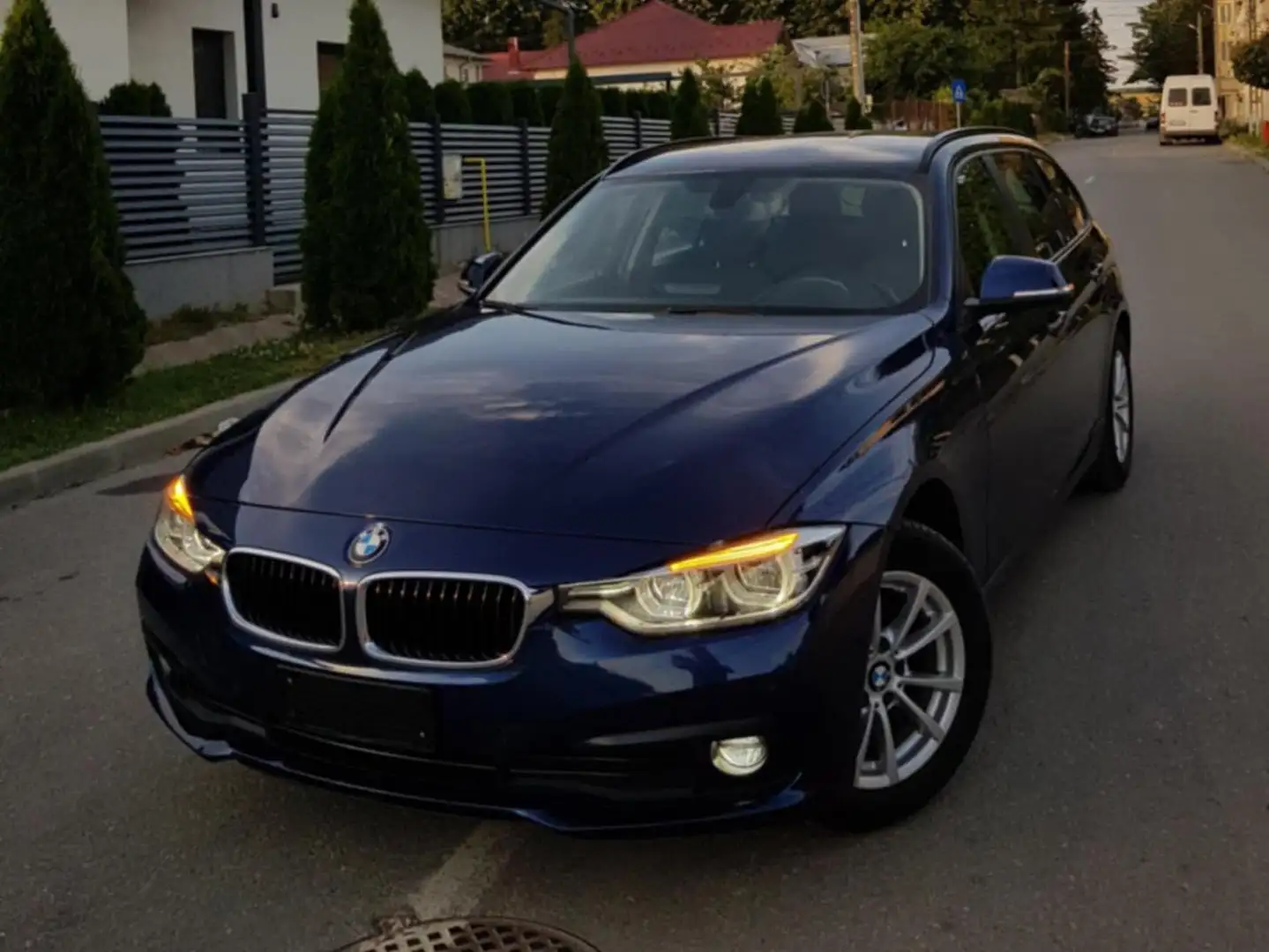 BMW 318 318d Touring Business Advantage auto Bleu - 1