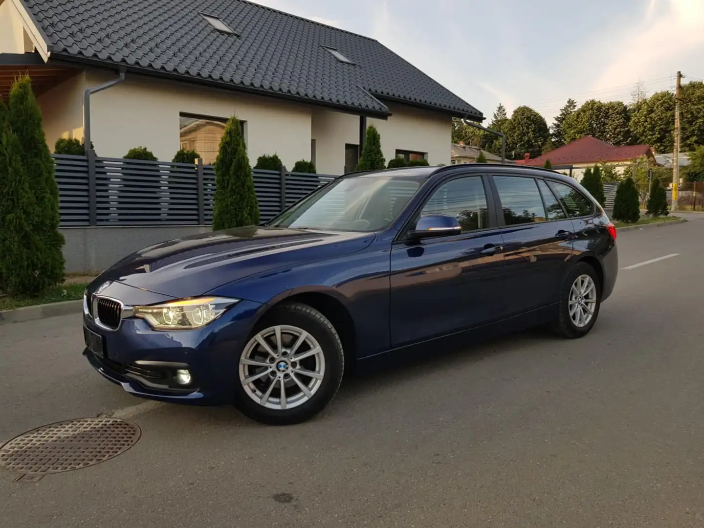 BMW 318 318d Touring Business Advantage auto Bleu - 2