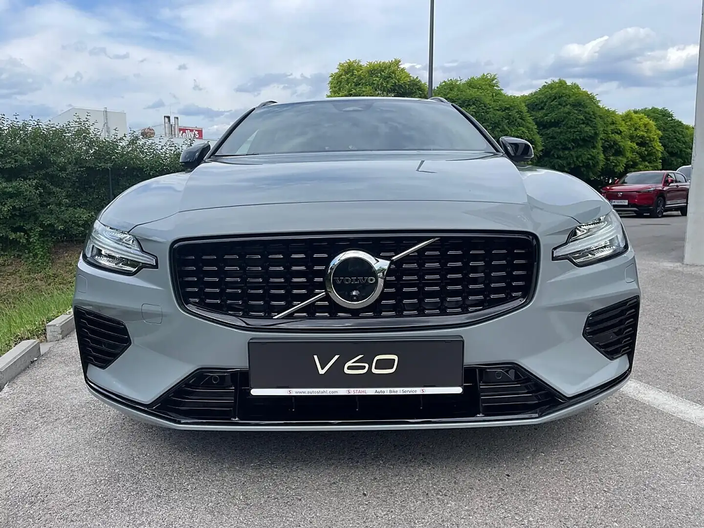 Volvo V60 T8 AWD PHEV Plus Dark| Stahl Wien 22 Grau - 2