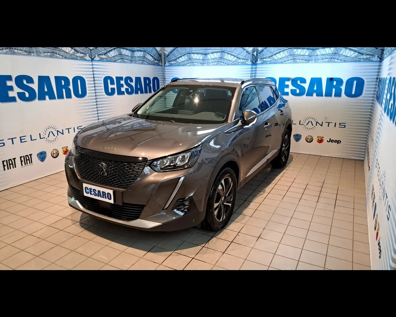 Peugeot 2008 1.5 BlueHDi Allure Grau - 2