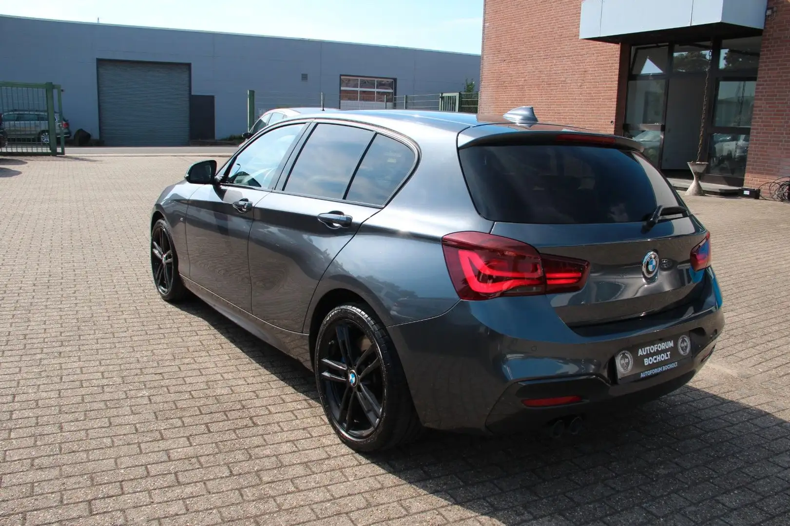 BMW 120 d M Sport Shadow, LED, RFK, AHK Grau - 2