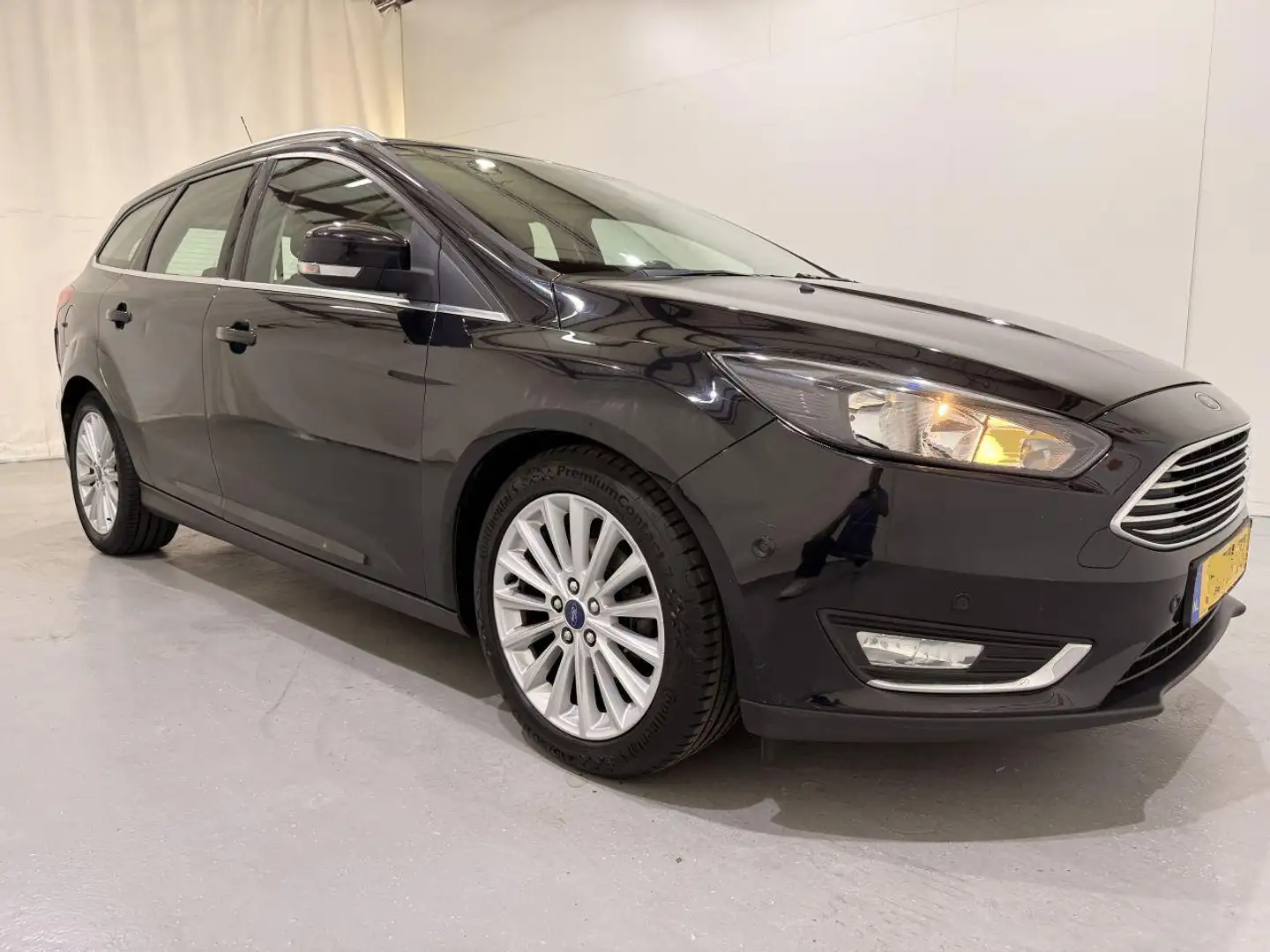 Ford Focus Wagon 1.0 Titanium Edition Zwart - 1