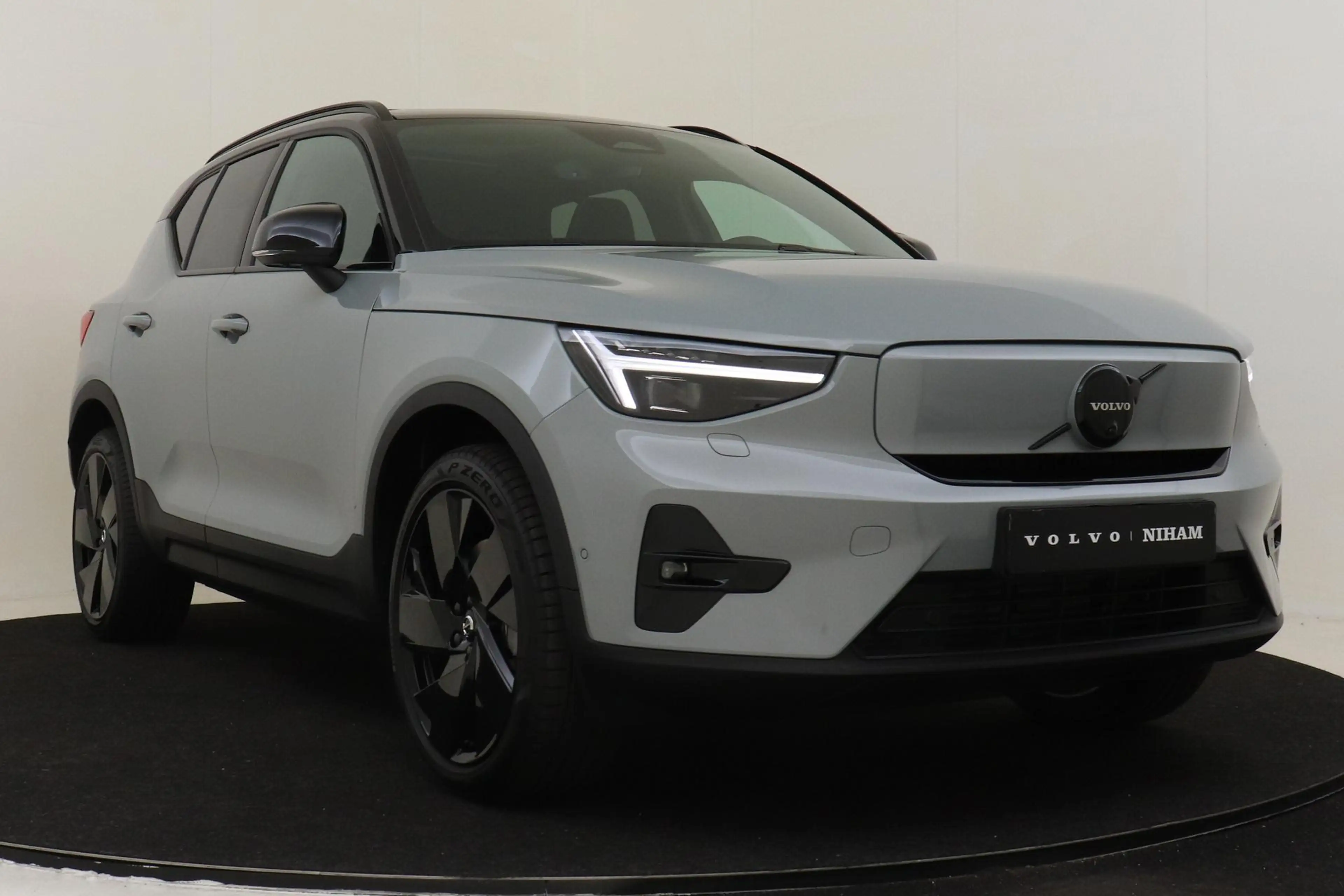 Volvo EX40 TWIN MOTOR ULTRA BLACK EDITION EUROPA 82 kWh -PANO — photo 11