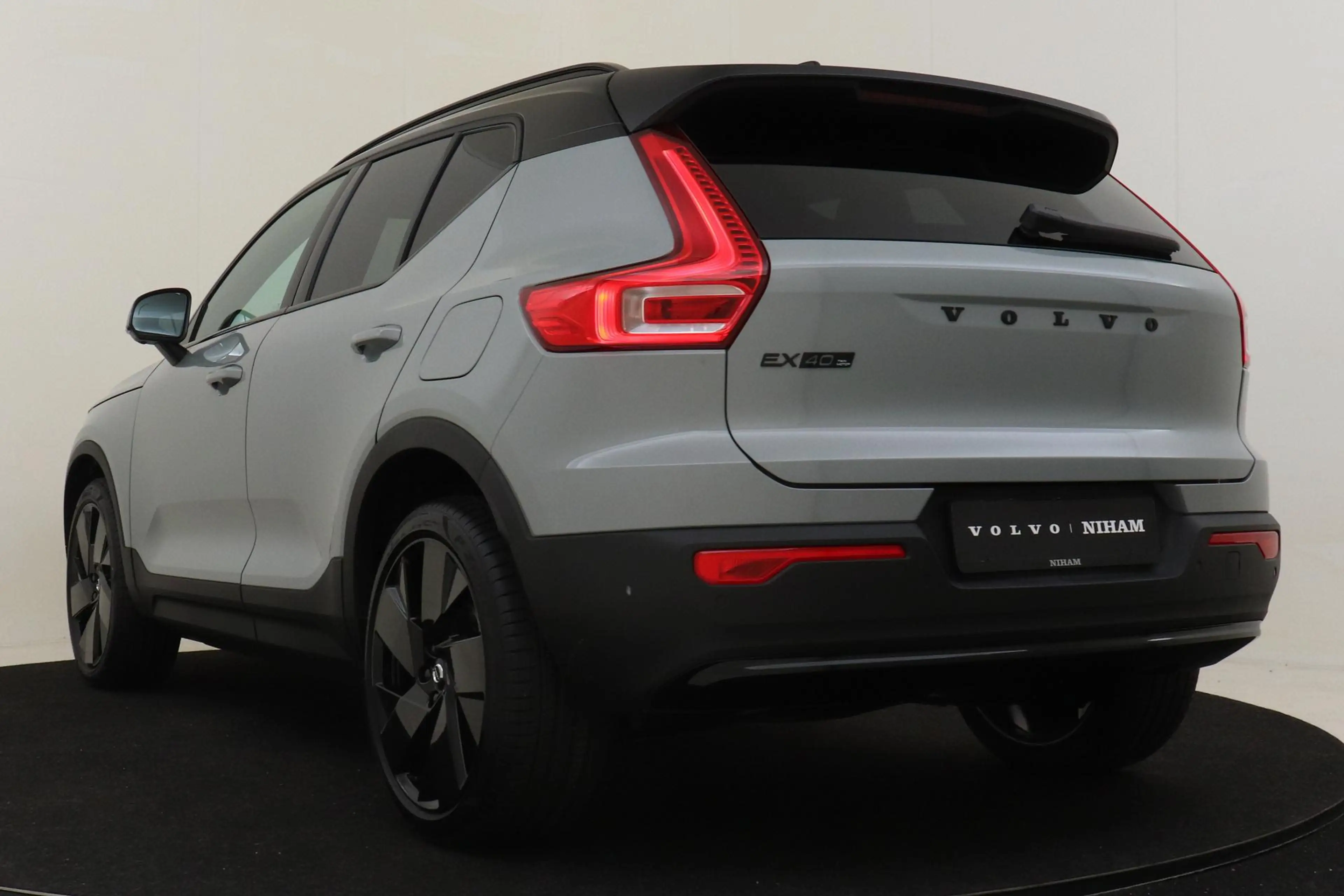 Volvo EX40 TWIN MOTOR ULTRA BLACK EDITION EUROPA 82 kWh -PANO — photo 5