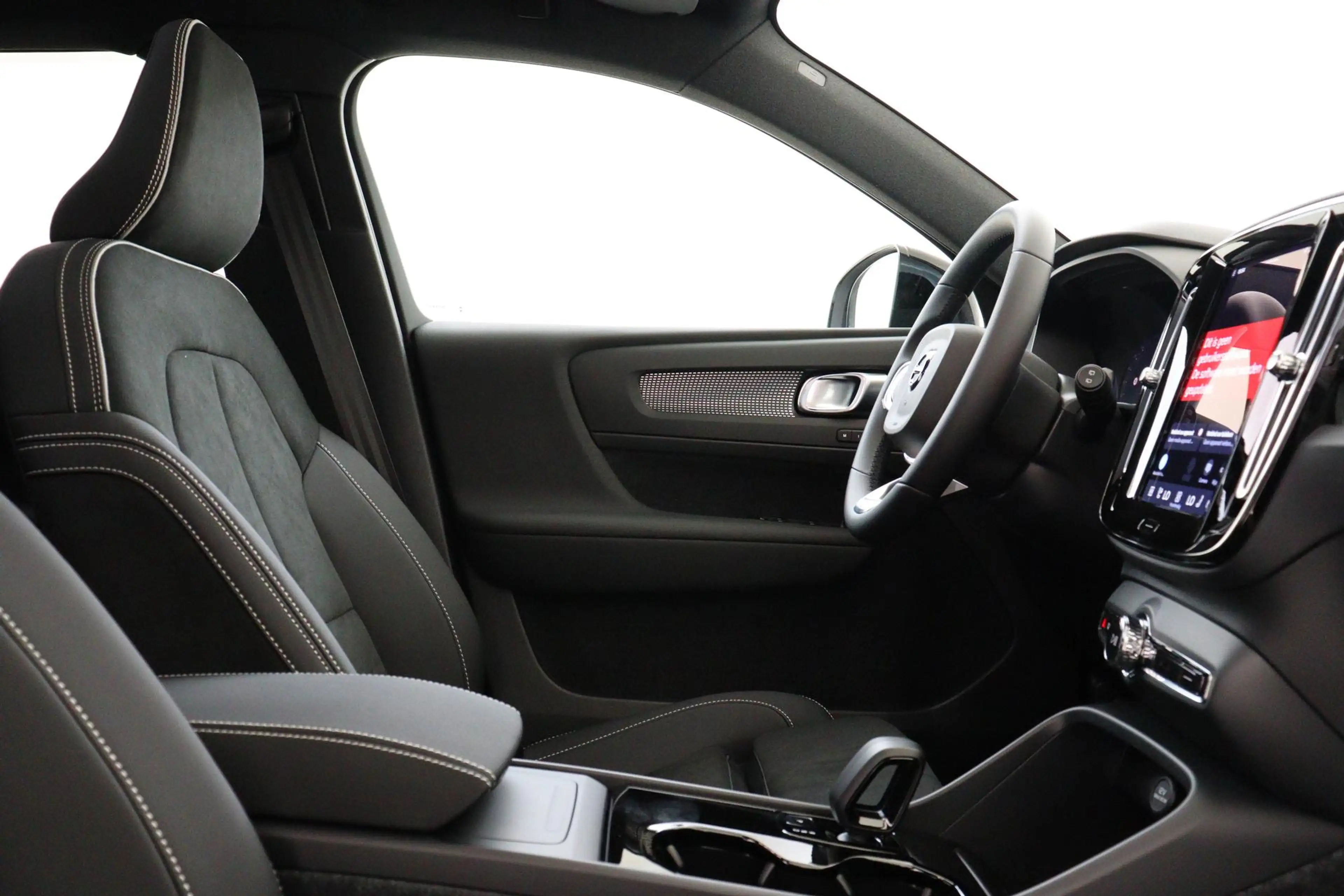 Volvo EX40 TWIN MOTOR ULTRA BLACK EDITION EUROPA 82 kWh -PANO — photo 10