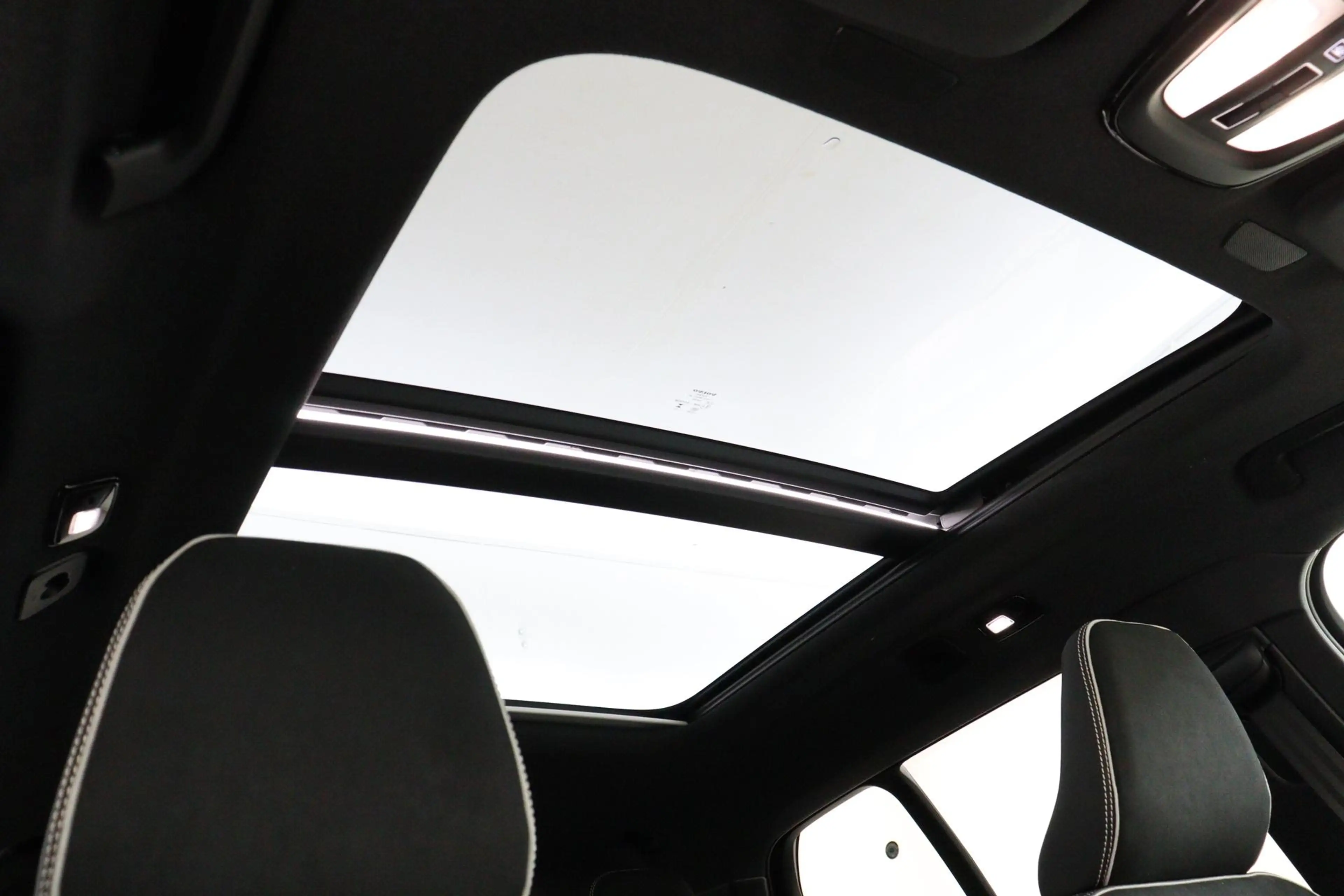 Volvo EX40 TWIN MOTOR ULTRA BLACK EDITION EUROPA 82 kWh -PANO — photo 12