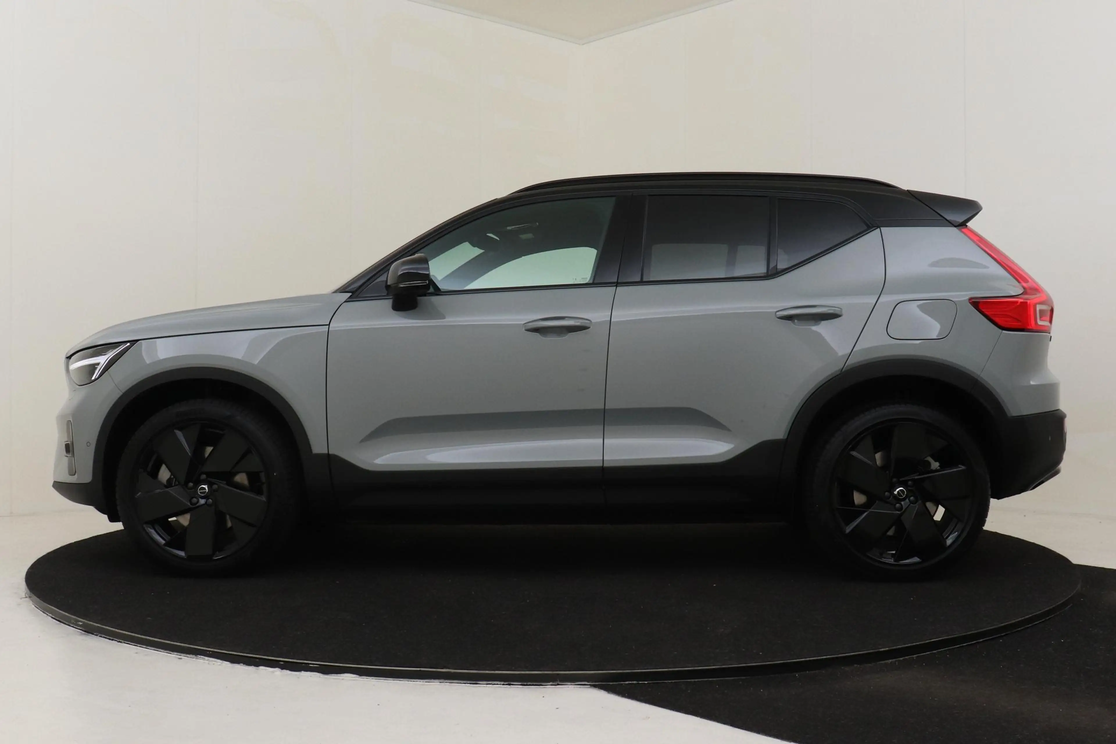 Volvo EX40 TWIN MOTOR ULTRA BLACK EDITION EUROPA 82 kWh -PANO — photo 7