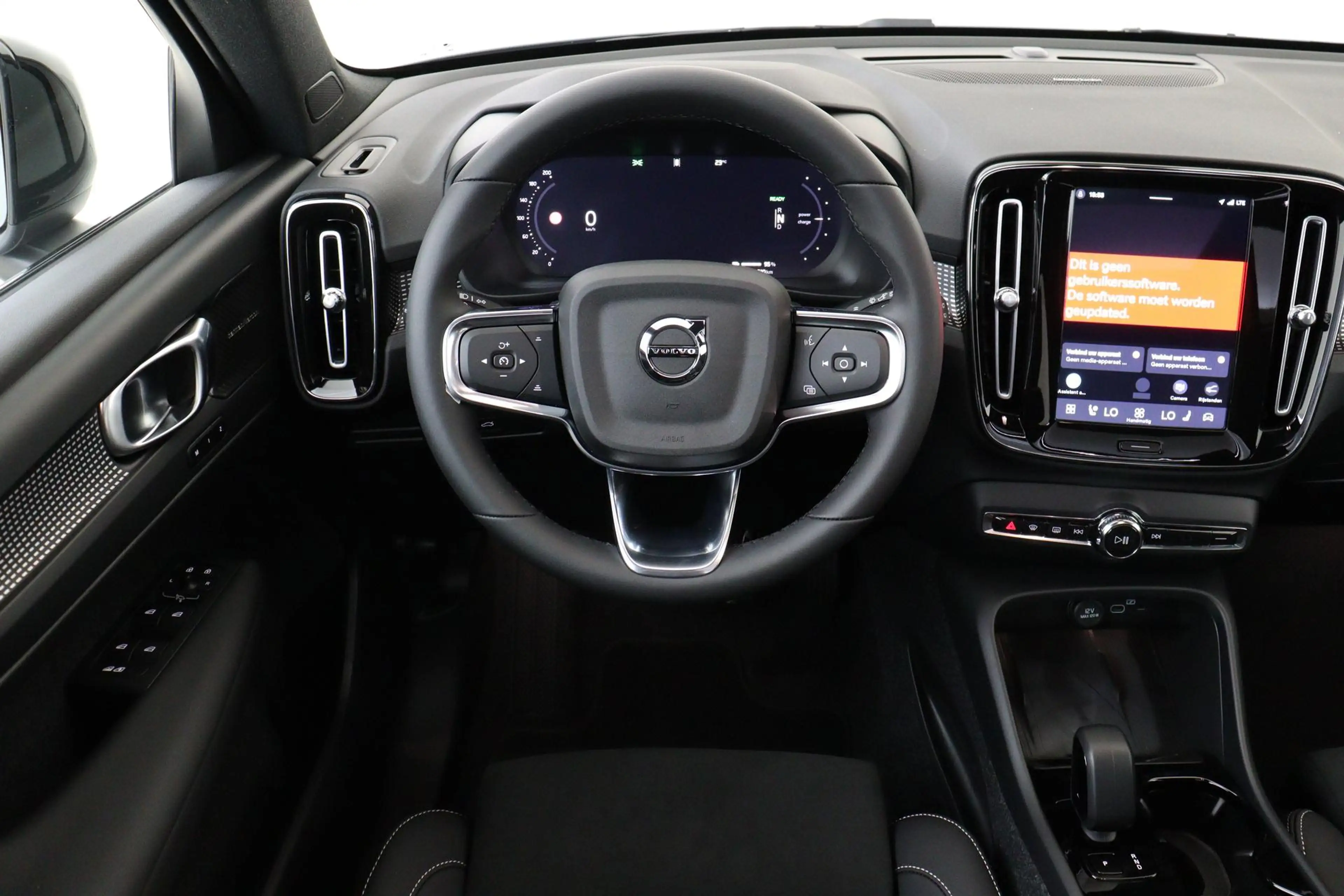 Volvo EX40 TWIN MOTOR ULTRA BLACK EDITION EUROPA 82 kWh -PANO — photo 2