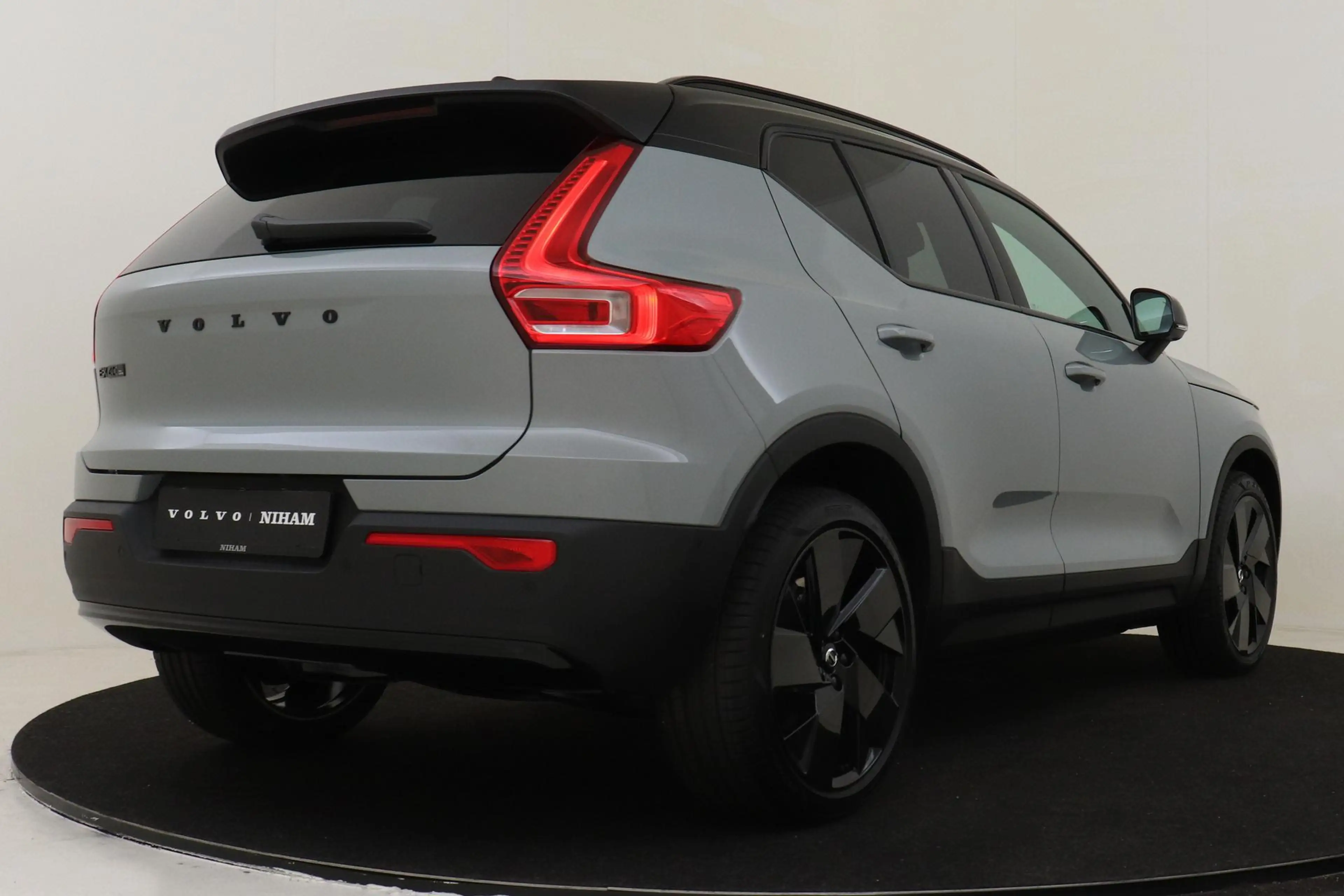 Volvo EX40 TWIN MOTOR ULTRA BLACK EDITION EUROPA 82 kWh -PANO — photo 3
