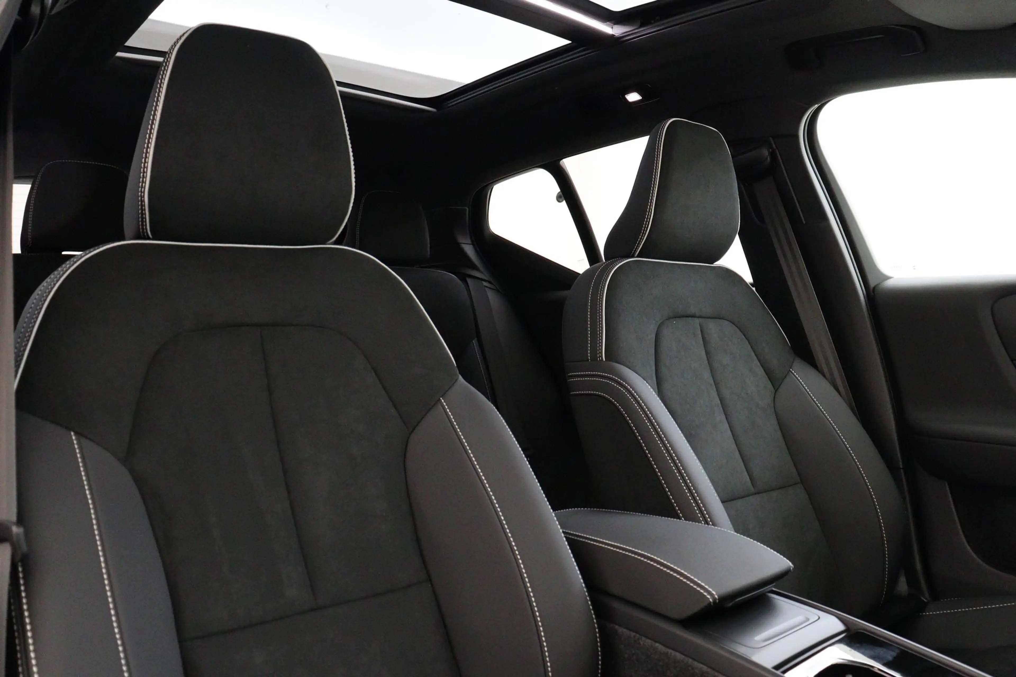 Volvo EX40 TWIN MOTOR ULTRA BLACK EDITION EUROPA 82 kWh -PANO — photo 14