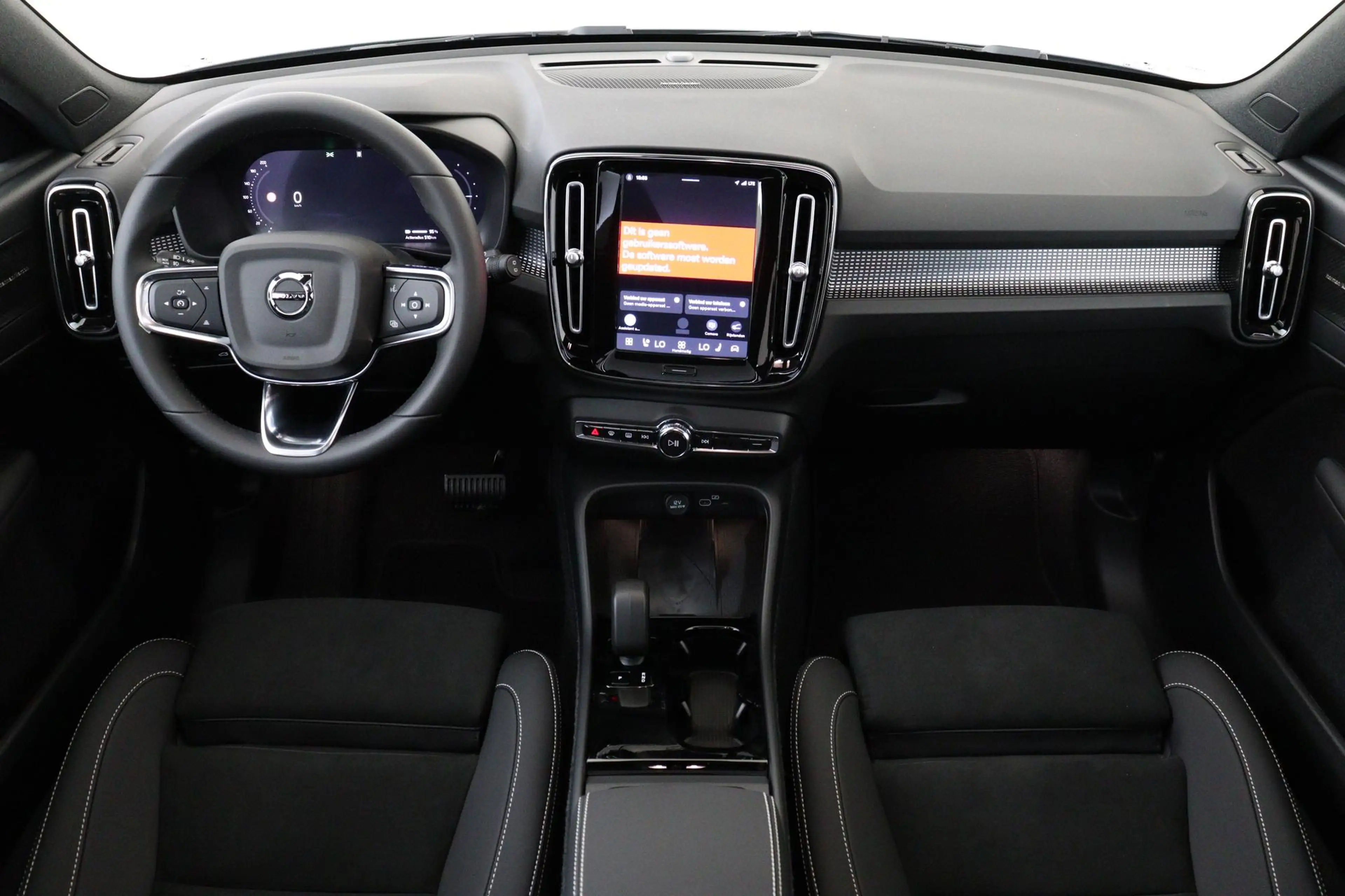 Volvo EX40 TWIN MOTOR ULTRA BLACK EDITION EUROPA 82 kWh -PANO — photo 4