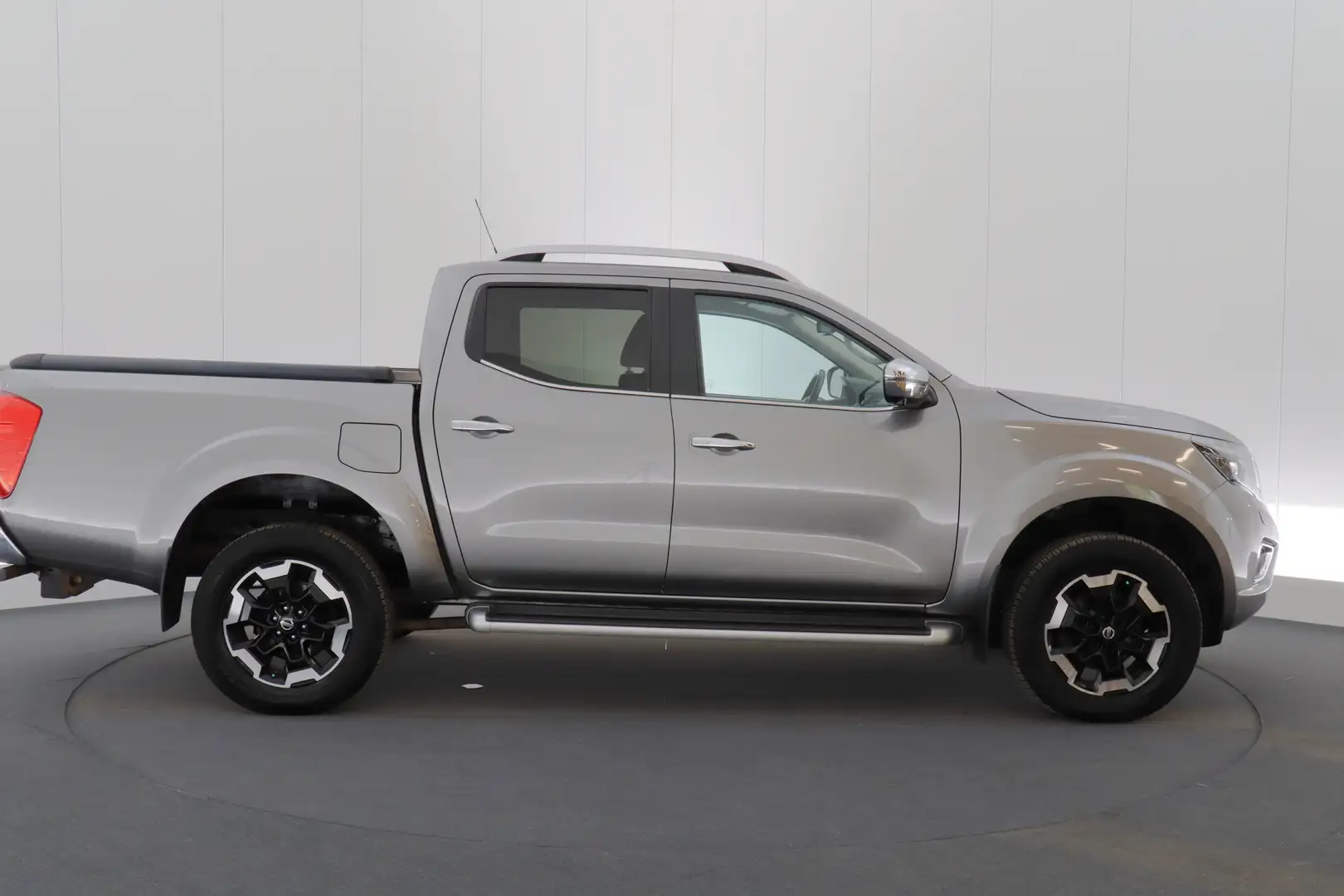 Nissan Navara DC 2.3 dCi AUT 4WD Tekna LEDER/CUIR GPS PDC 360 Grijs - 2