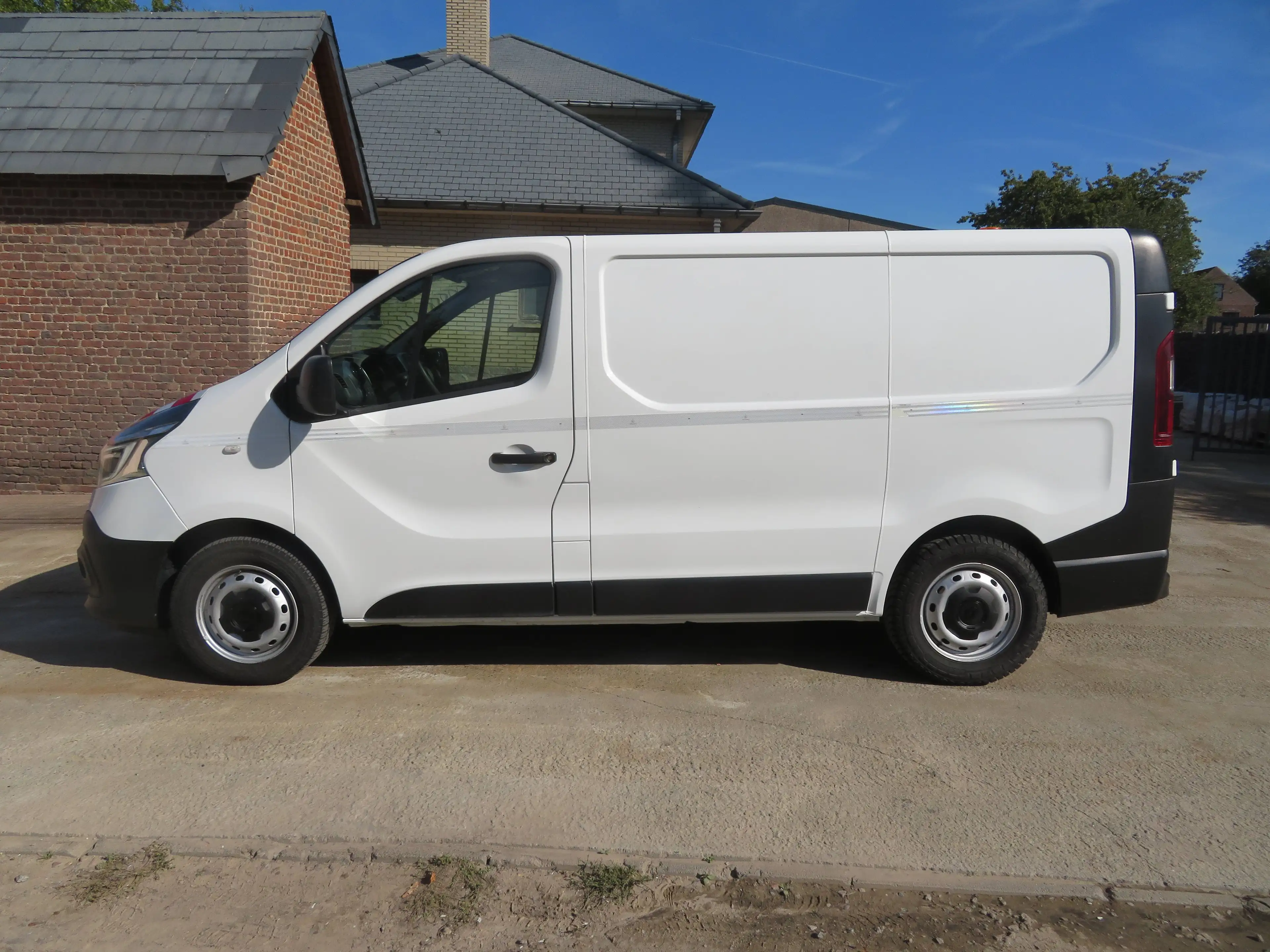 Renault Trafic 2.0dCi - L1H1 — photo 4