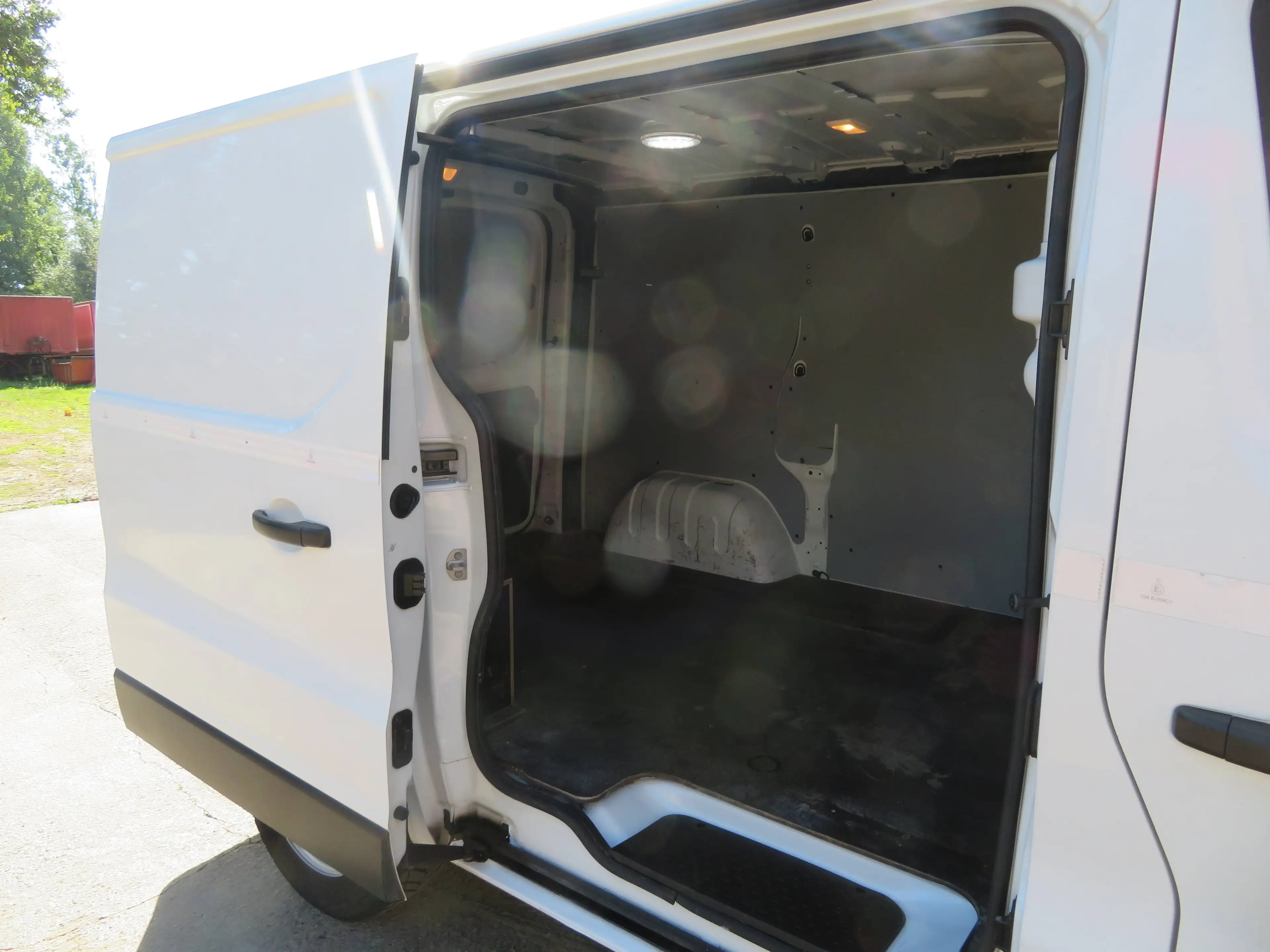 Renault Trafic 2.0dCi - L1H1 — photo 9