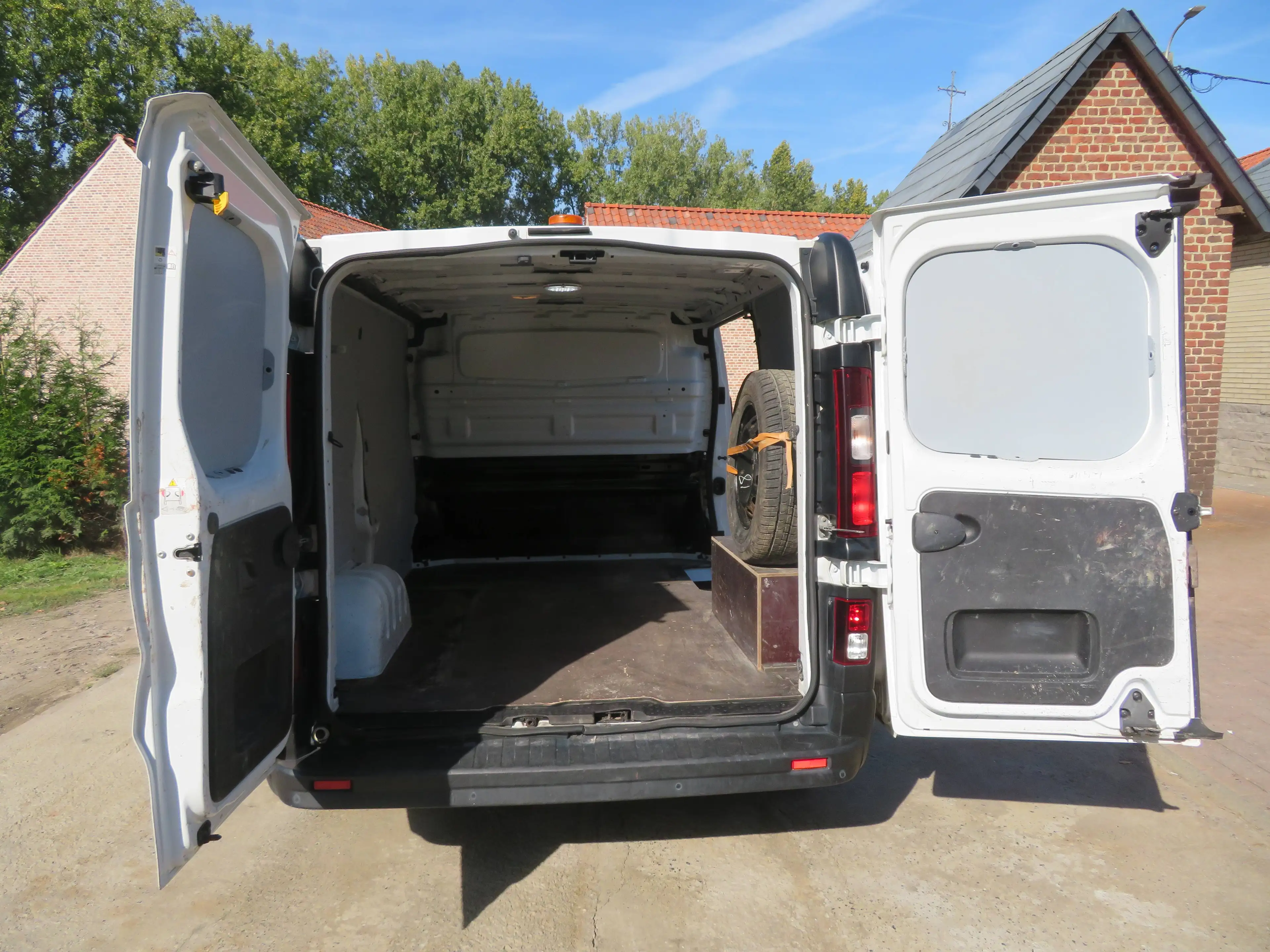 Renault Trafic 2.0dCi - L1H1 — photo 10