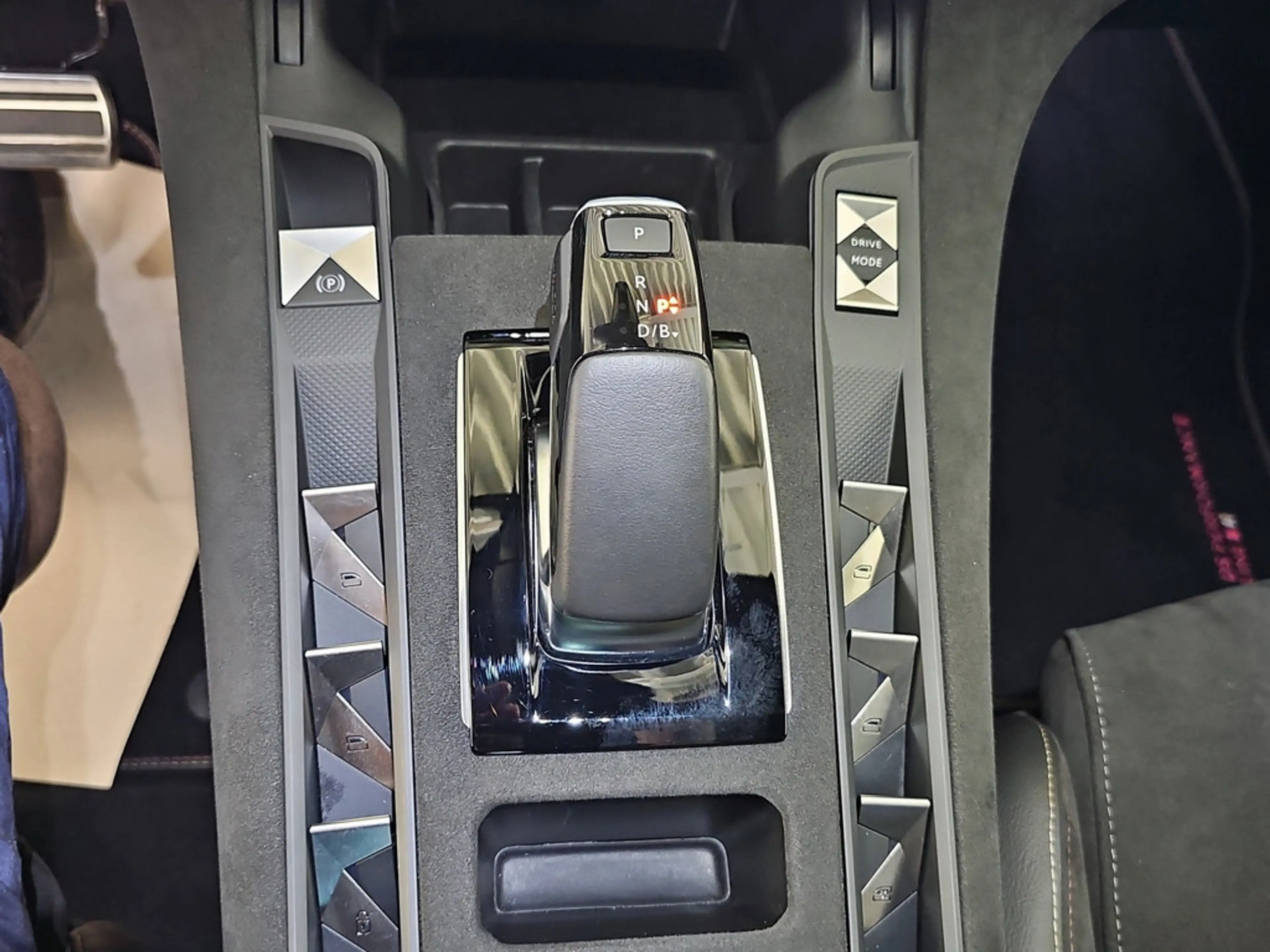DS Automobiles DS 7 E-Tense 225 Performance Line + PDC SHZ — photo 13