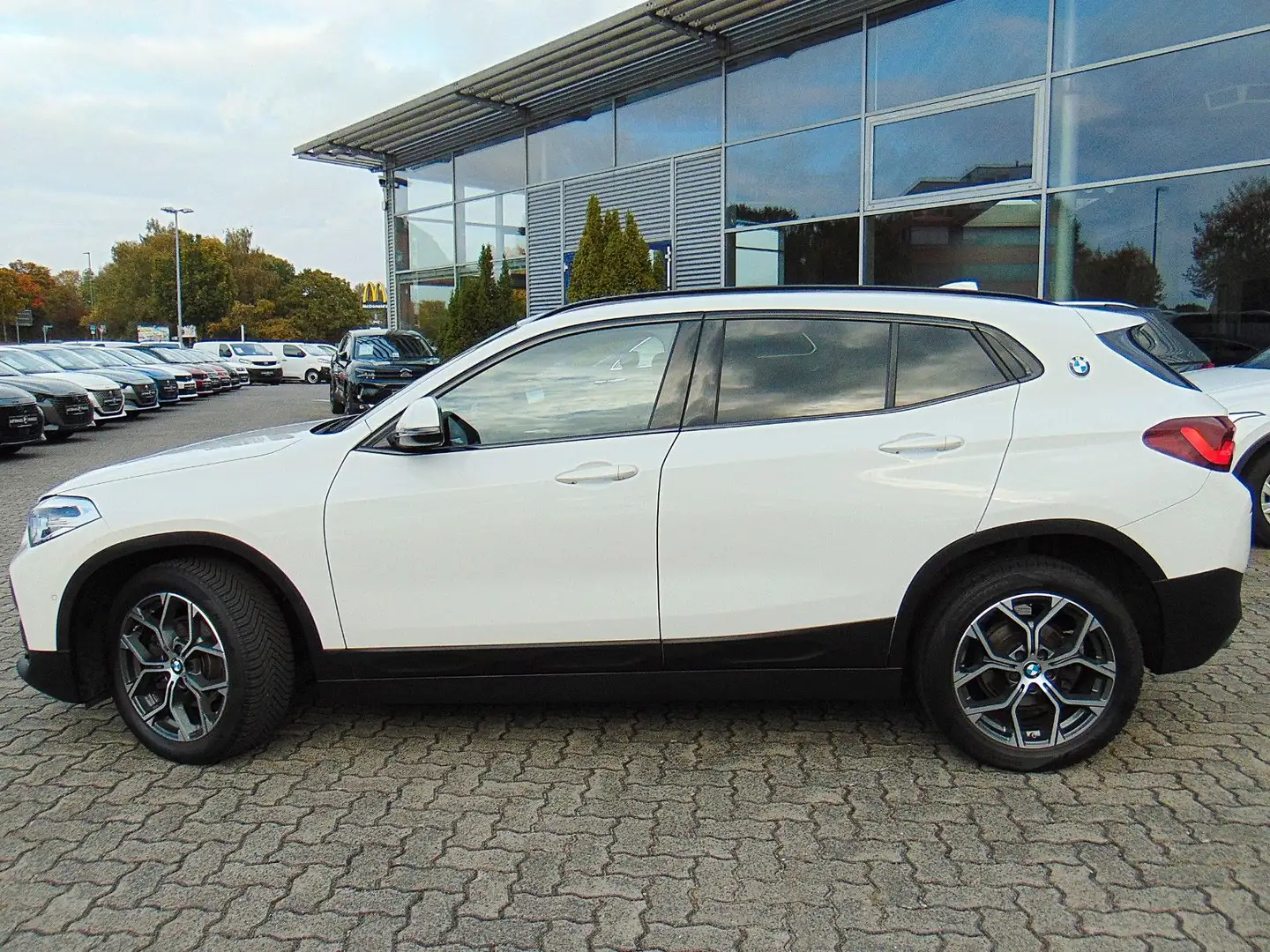 BMW X2 sDrive 18 i Advantage Plus Blanc - 2